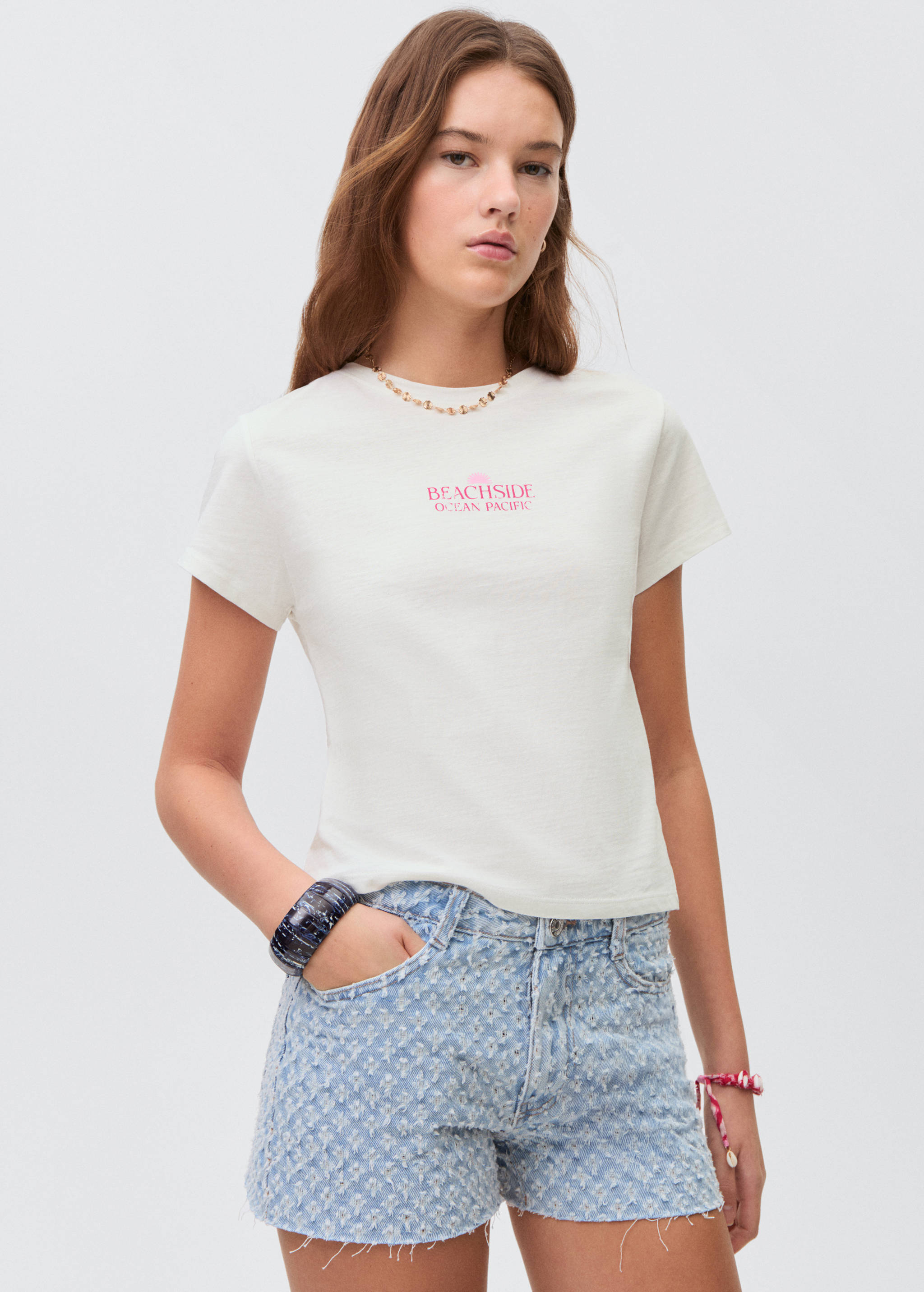 Футболка с рукавами-реглан - Средний план