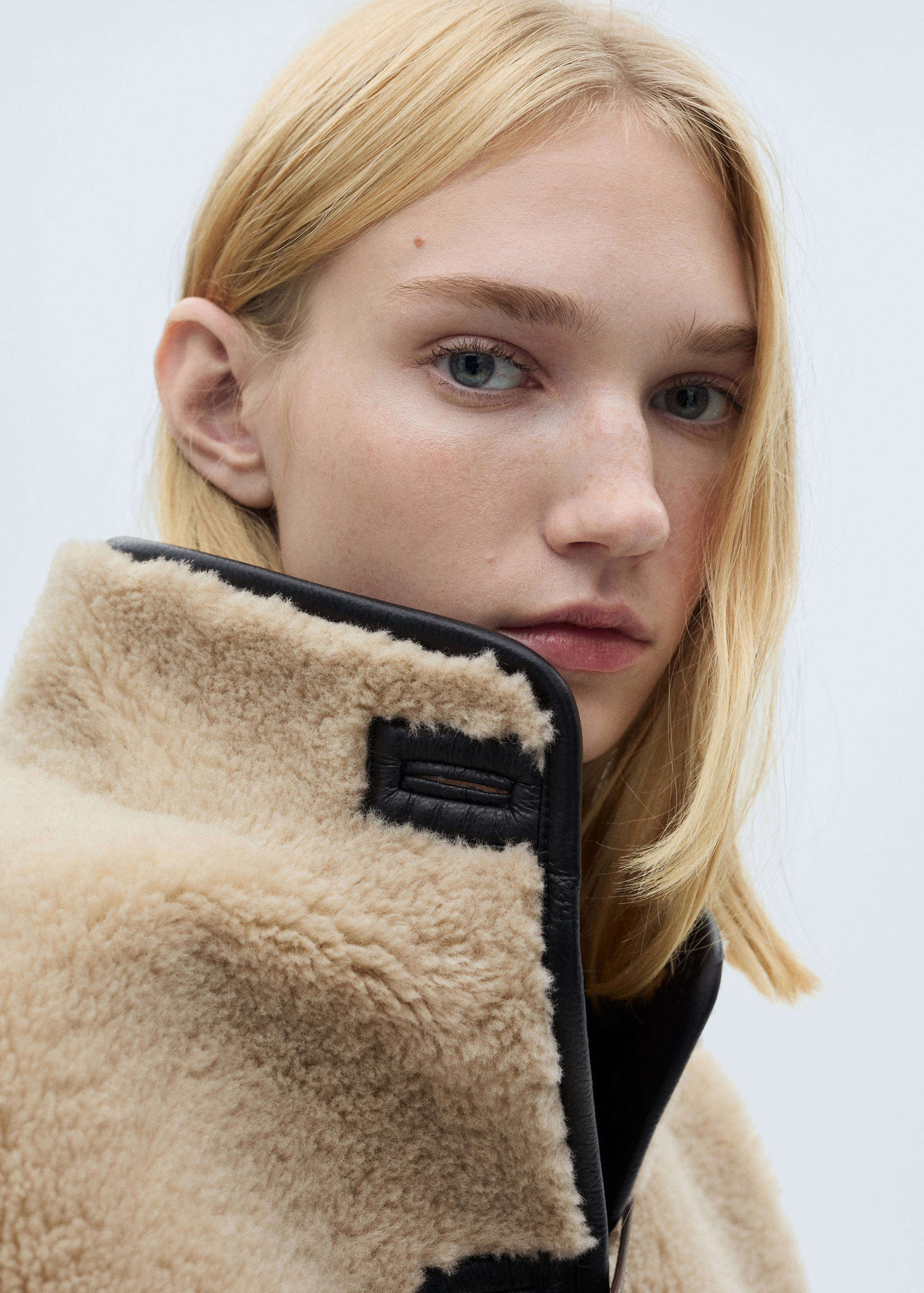 Коротке пальто з хутряним ефектом - Детальніше про товар 1