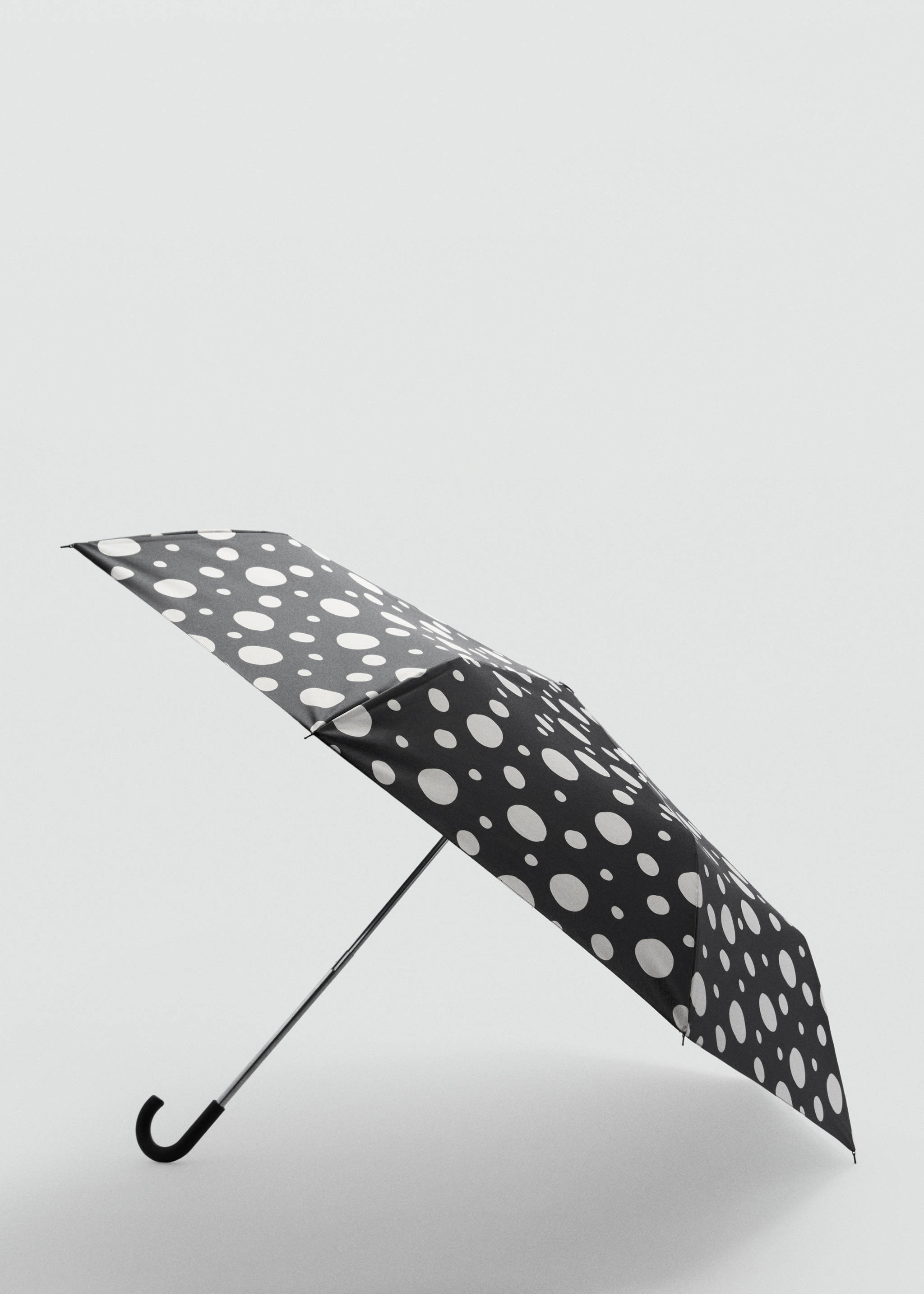 Parapluie imprimé pois - Plan moyen