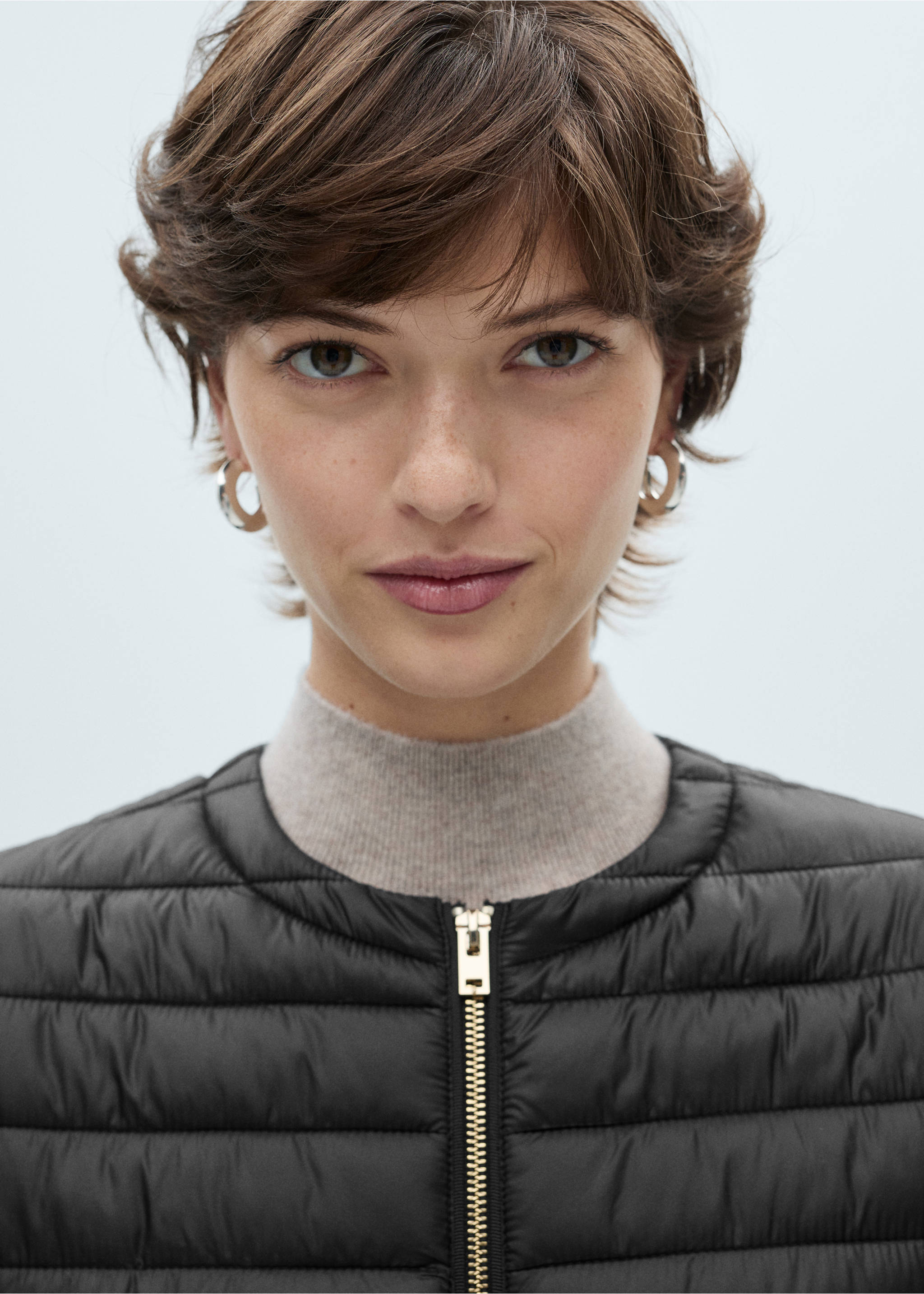Short padded anorak with pockets - Details of the article 1, Black. Ref: 87050349-00.