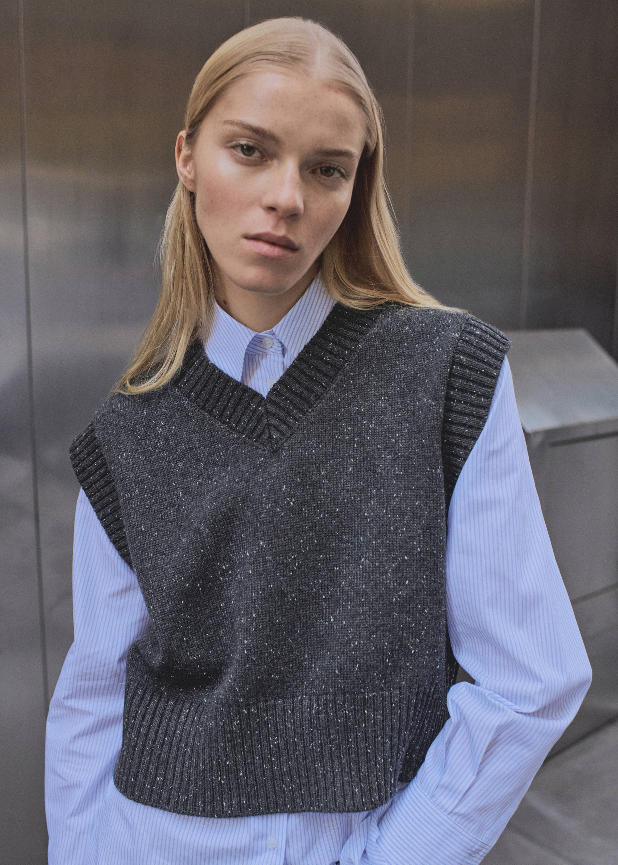 V yaka triko yelek - Orta plan