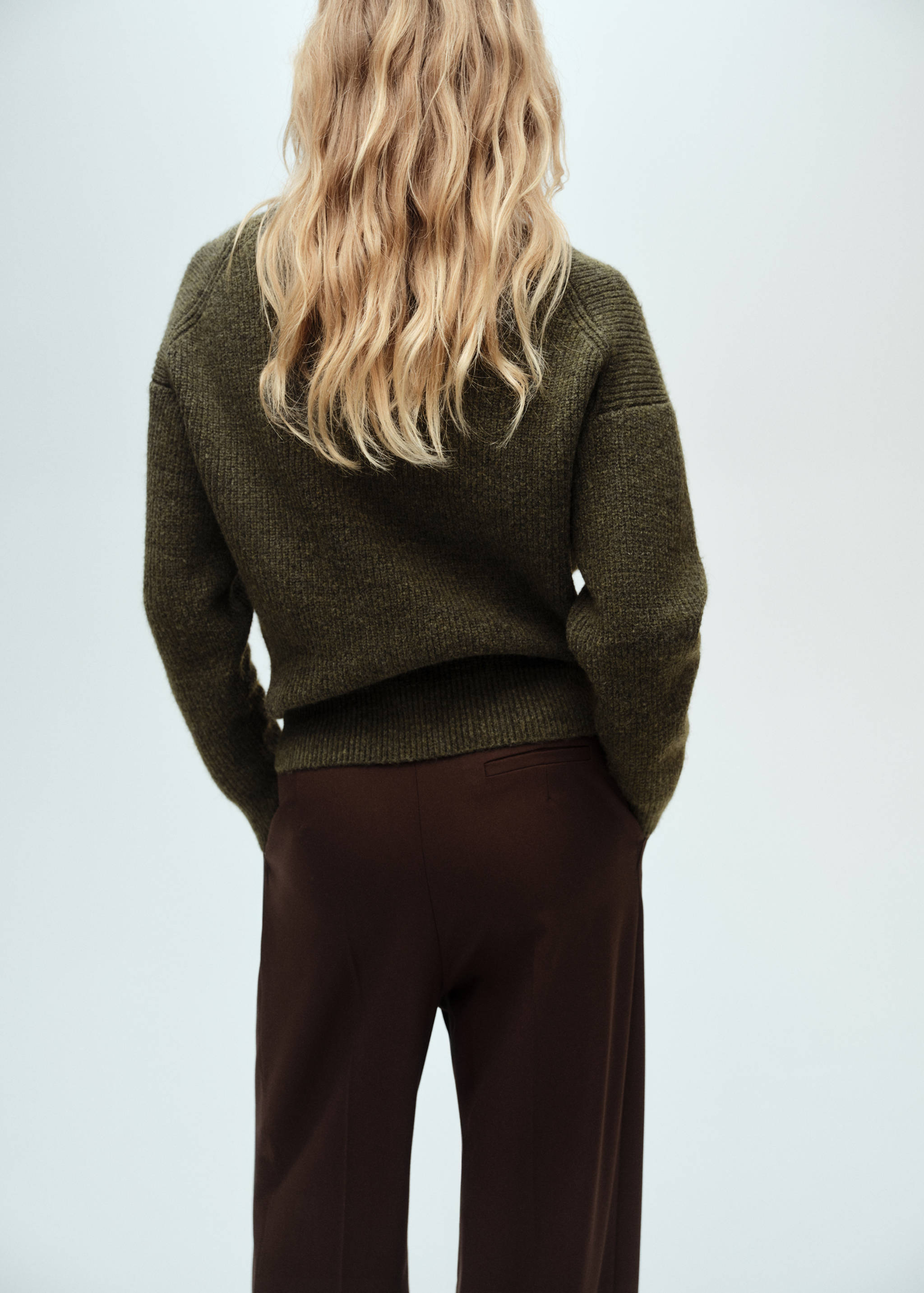 Cárdigan canalé cuello pico - Reverso del artículo