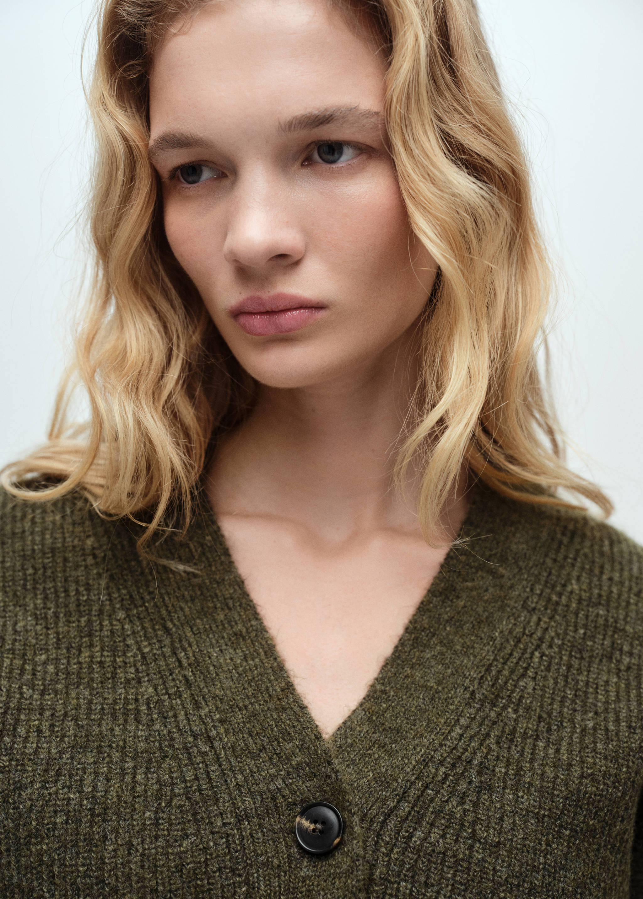 Cárdigan canalé cuello pico - Detalle del artículo 1