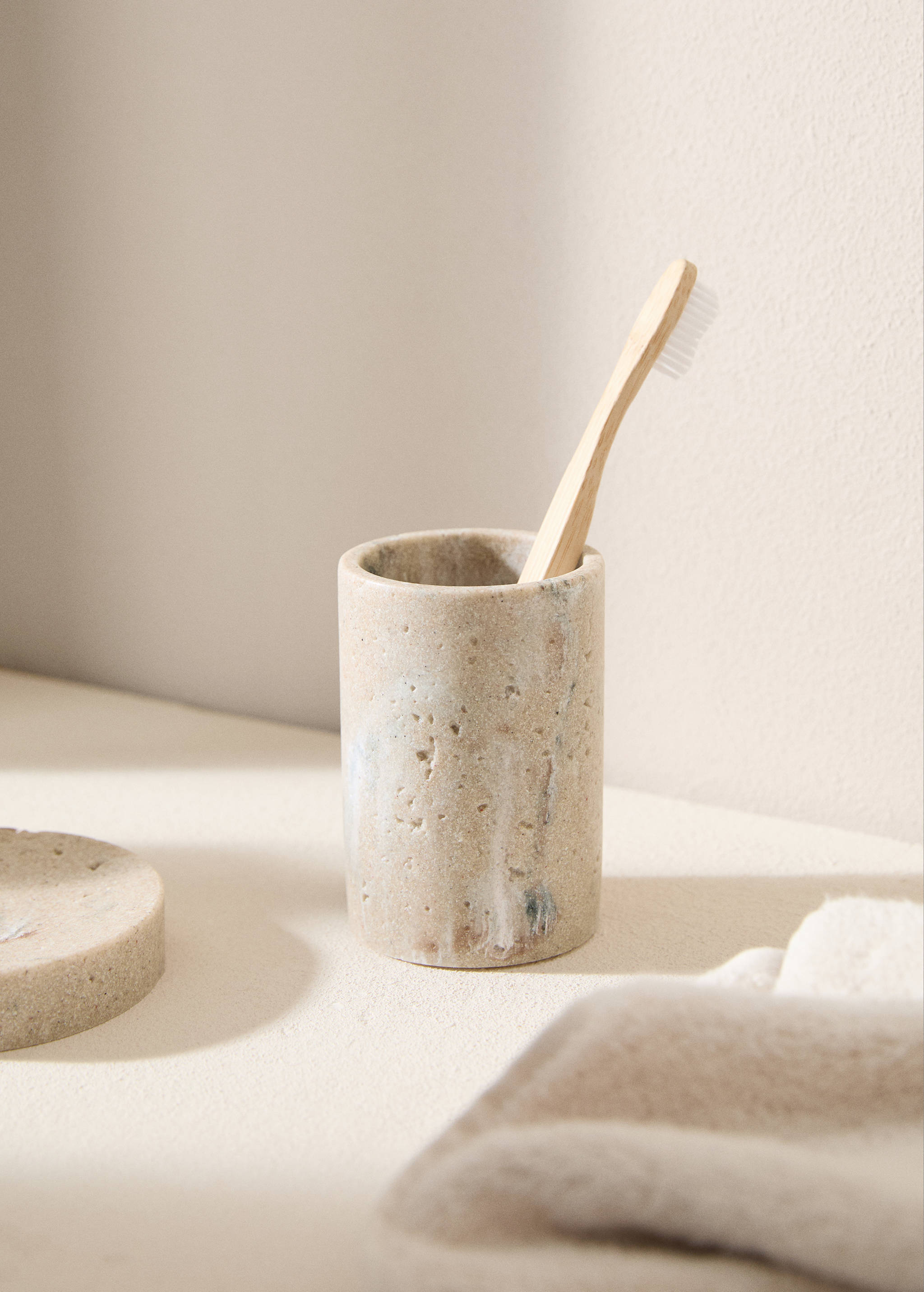 Marble-effect resin bathroom glass - General plane