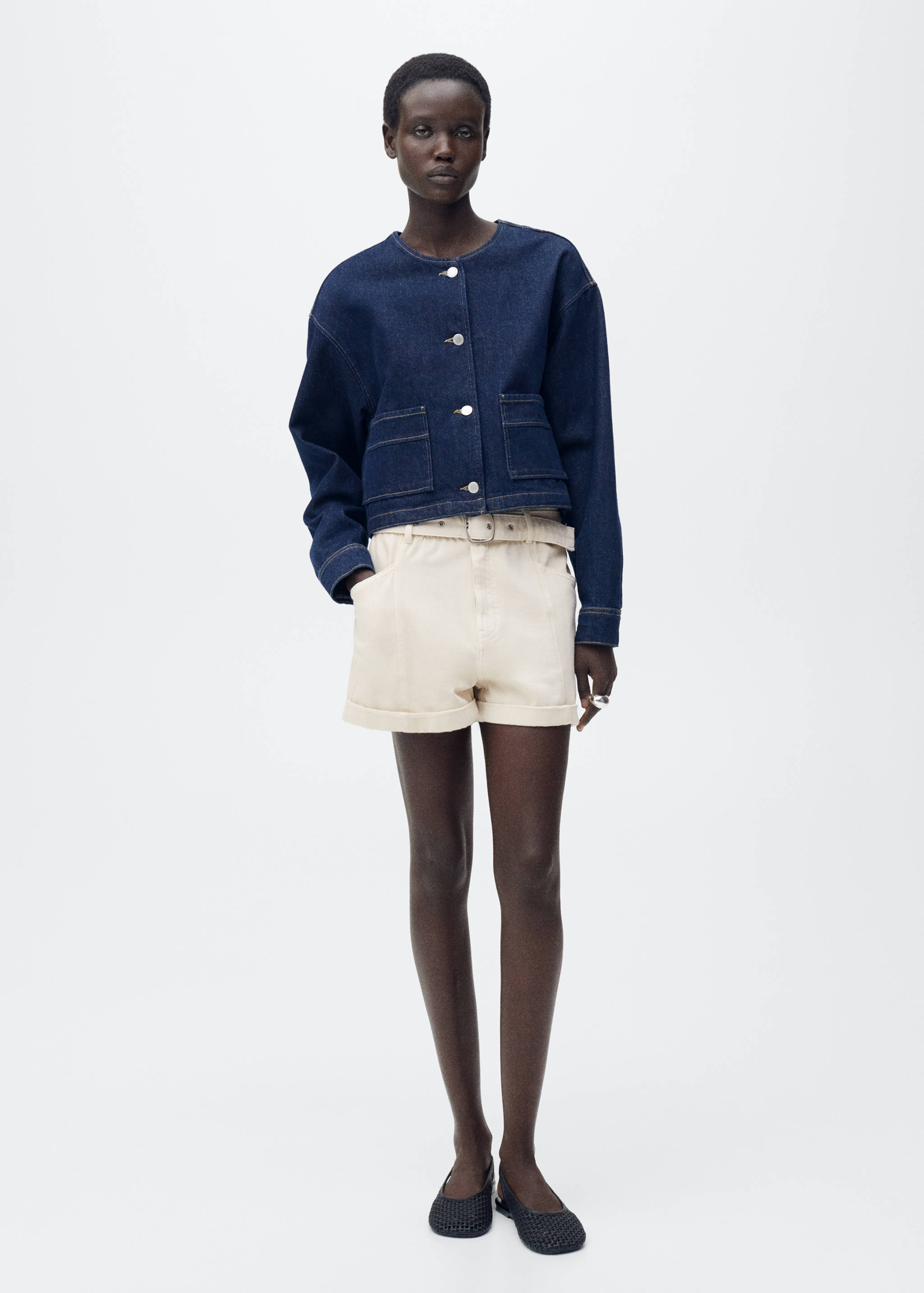 Shorts paperbag amb cinturó i vora girada - Pla general