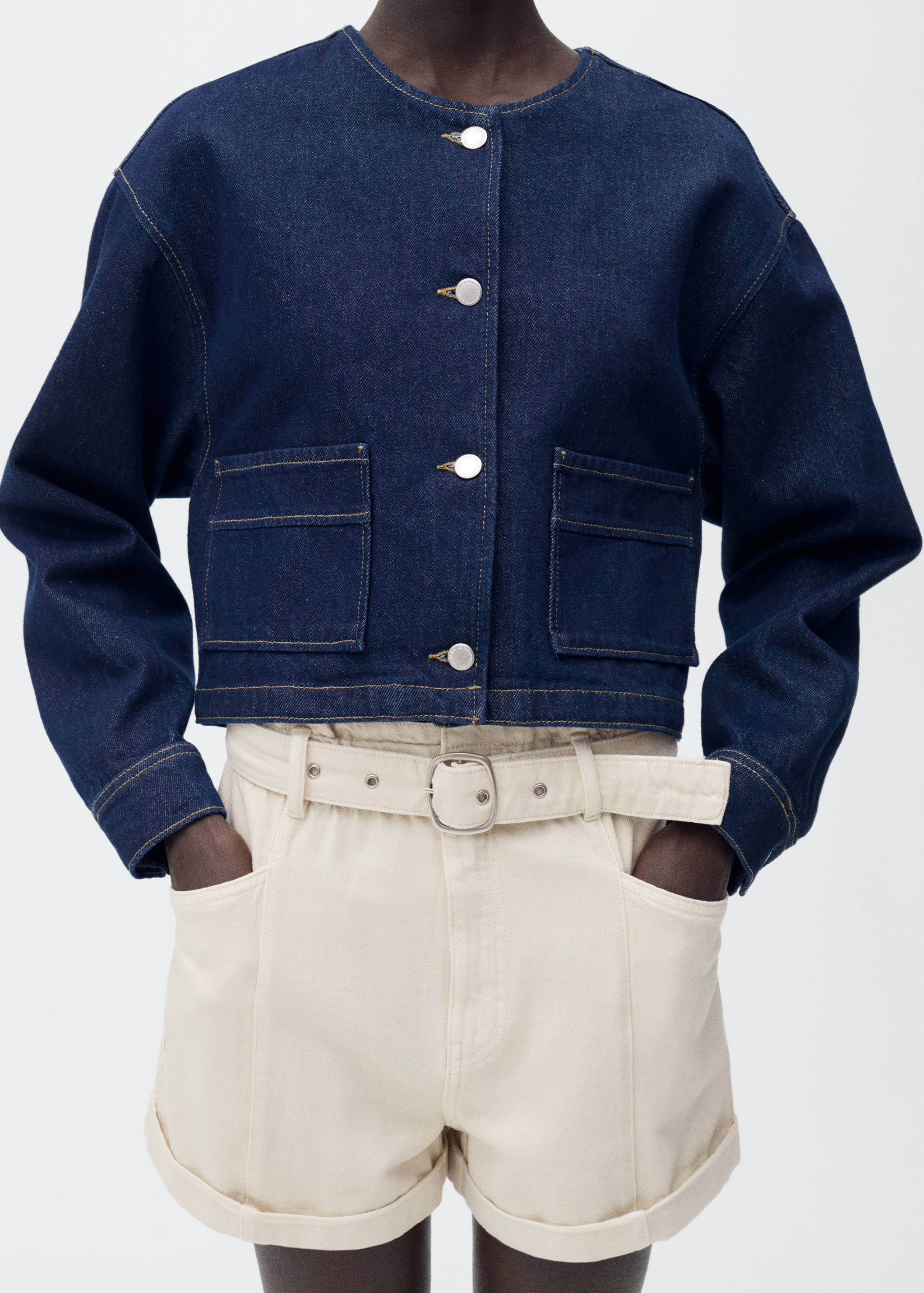 Shorts paperbag amb cinturó i vora girada - Pla mig