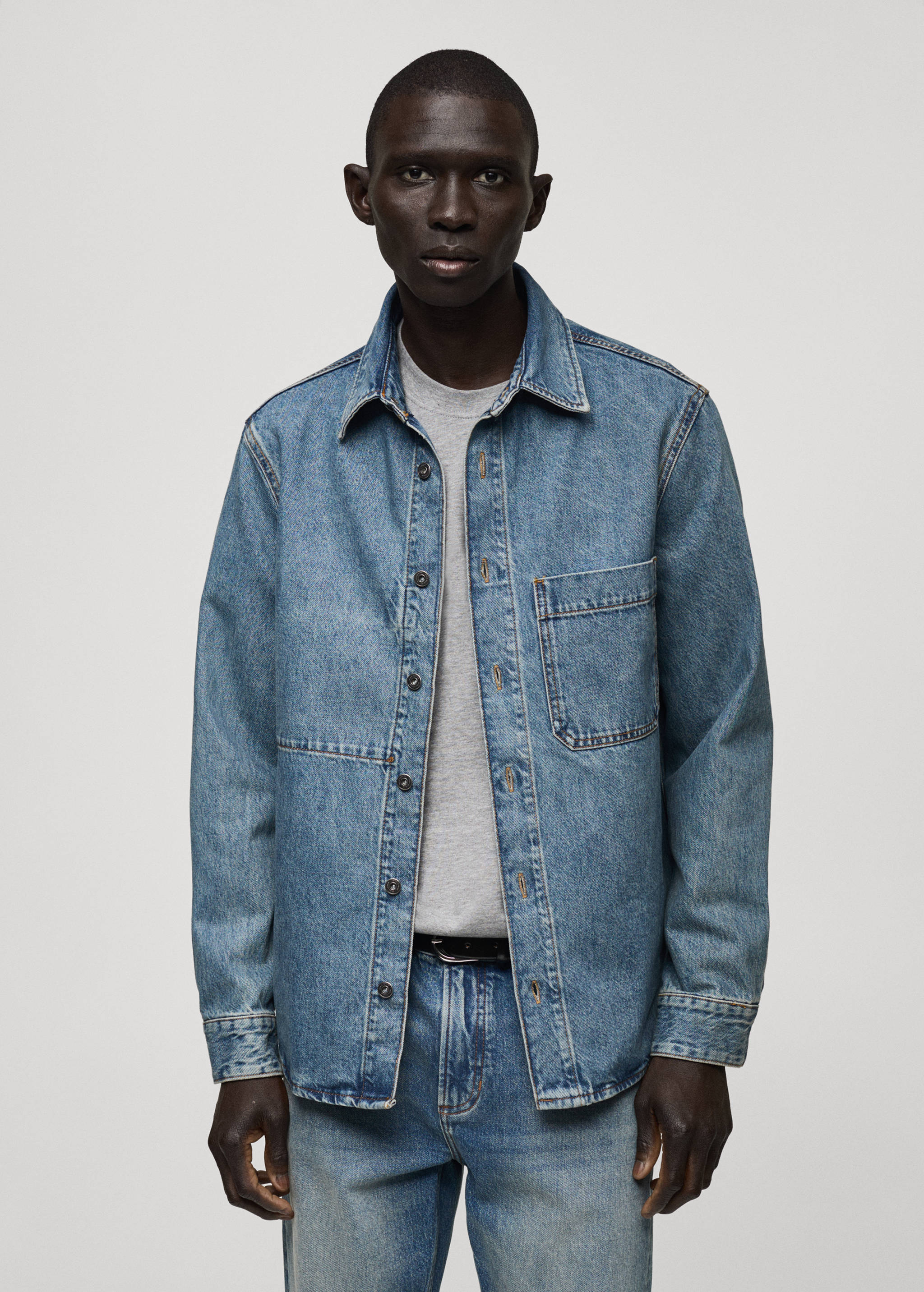 Верхняя рубашка из денима с карманом - Средний план