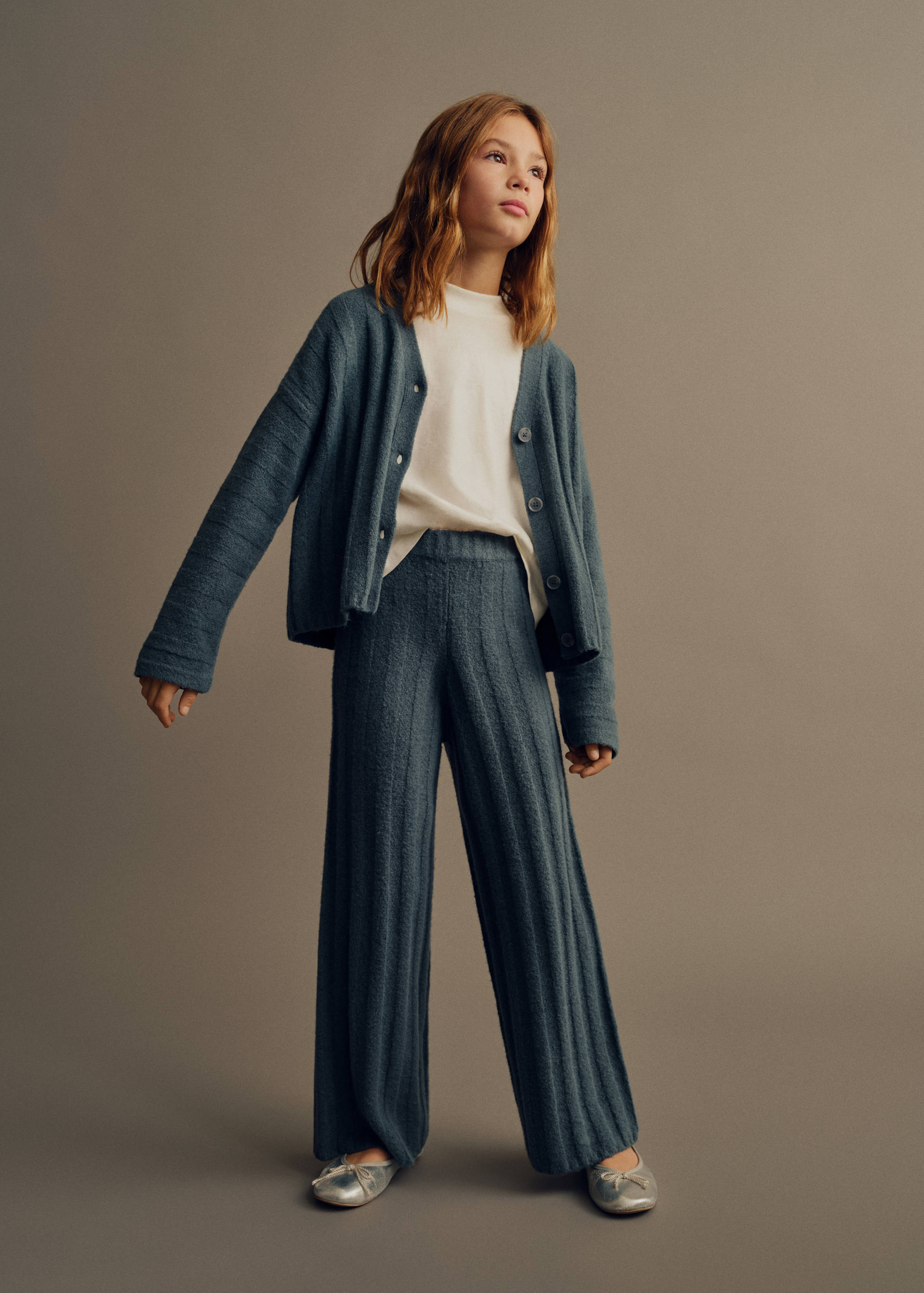 Трикотажные брюки в рубчик - Общий план