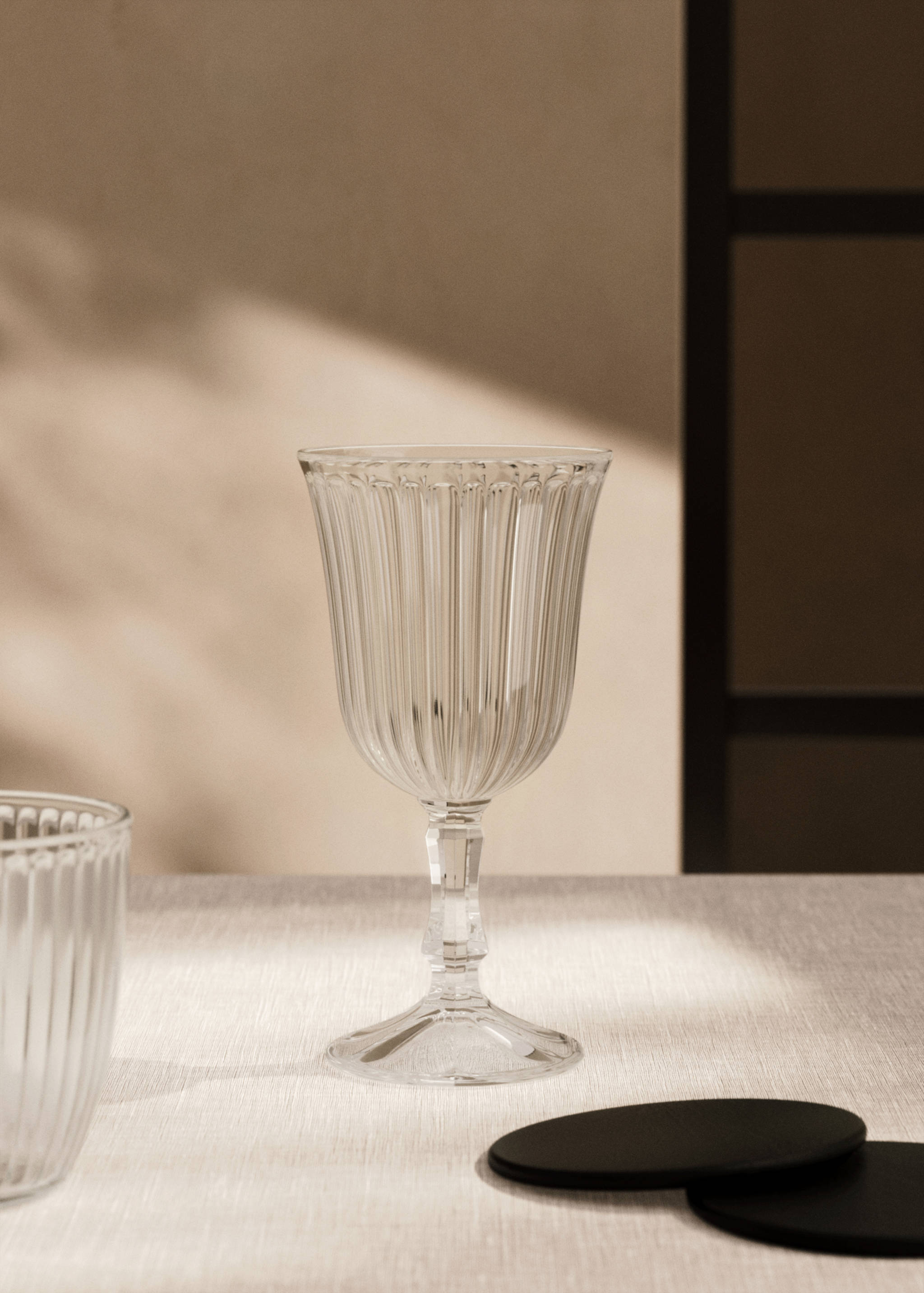 Copo com pormenor em relevo - Plano geral