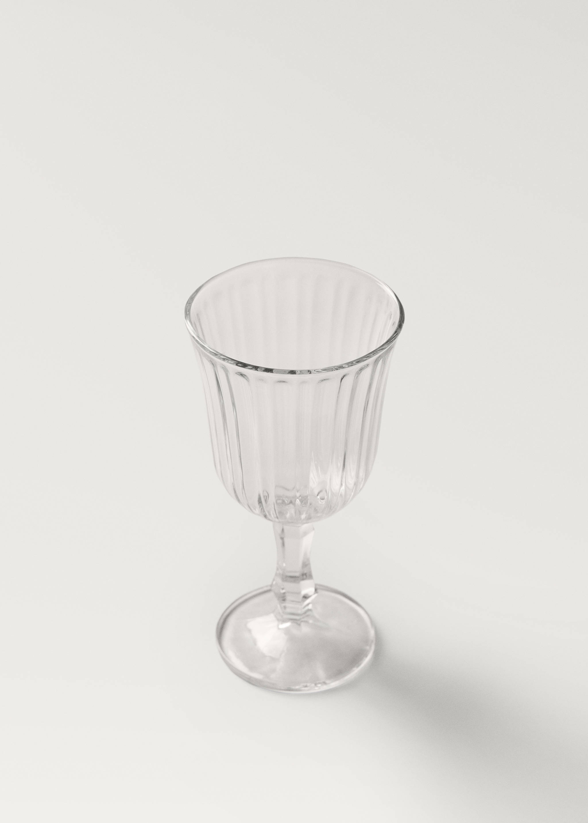 Copo com pormenor em relevo - Pormenor do artigo 1