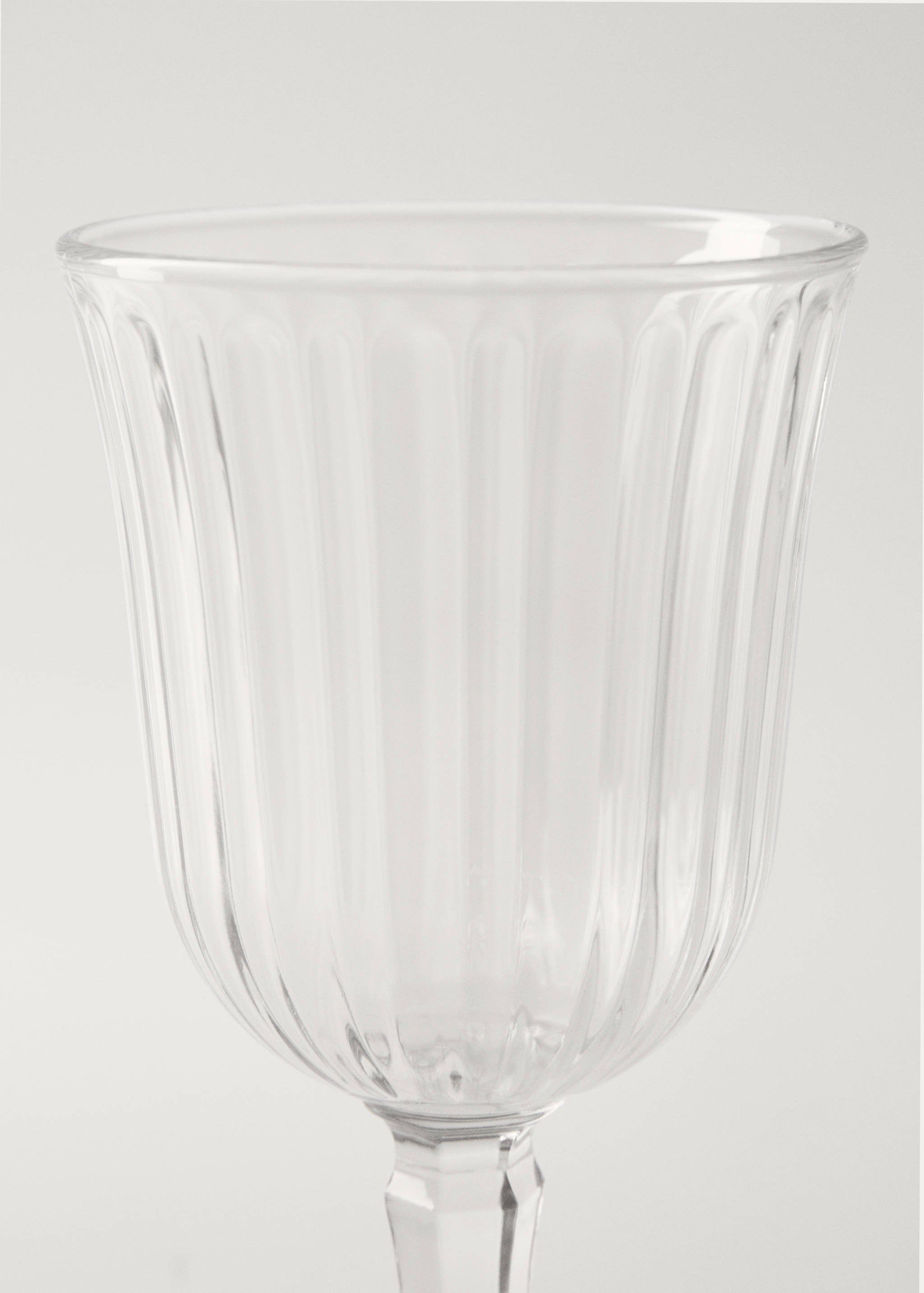 Copo com pormenor em relevo - Pormenor do artigo 2