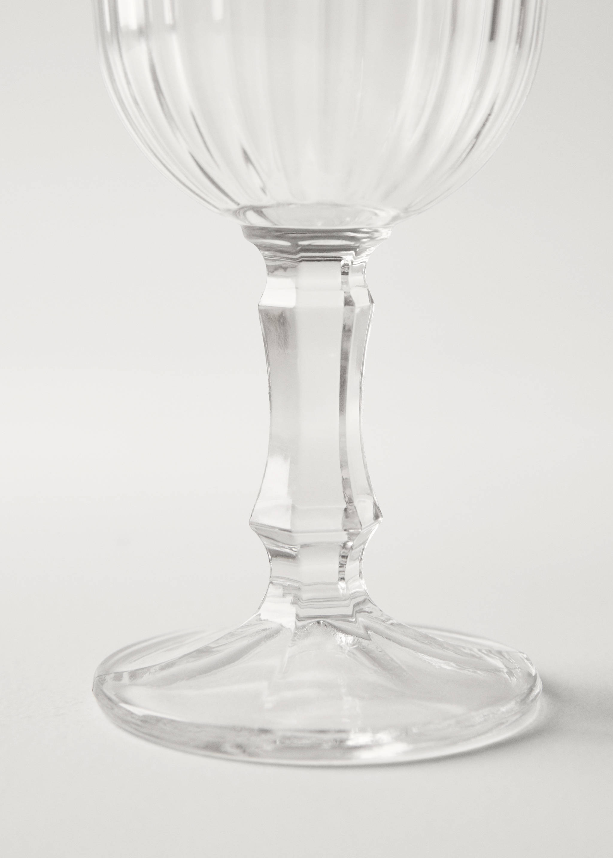 Copo com pormenor em relevo - Pormenor do artigo 3