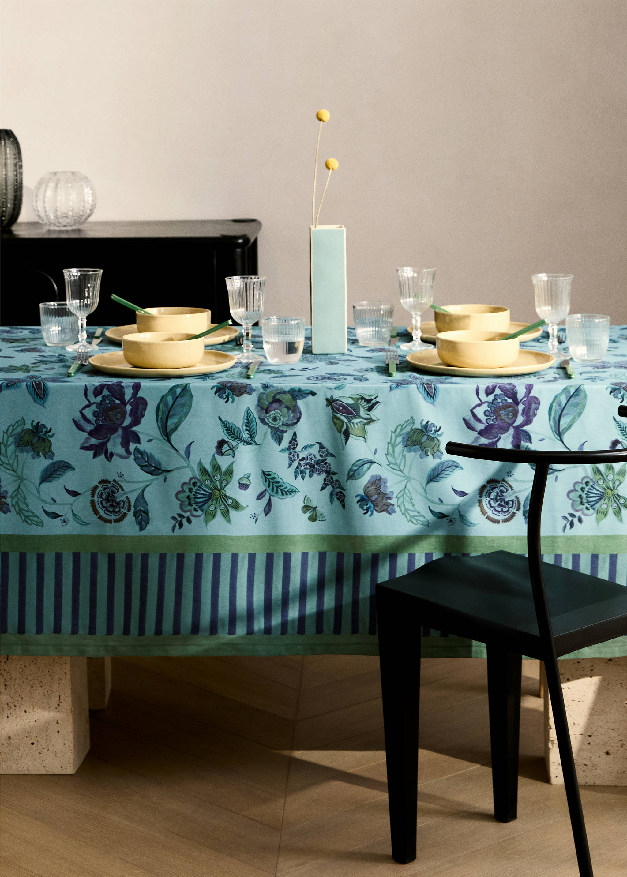 Floral-print cotton tablecloth for 6 to 8 diners - General plane