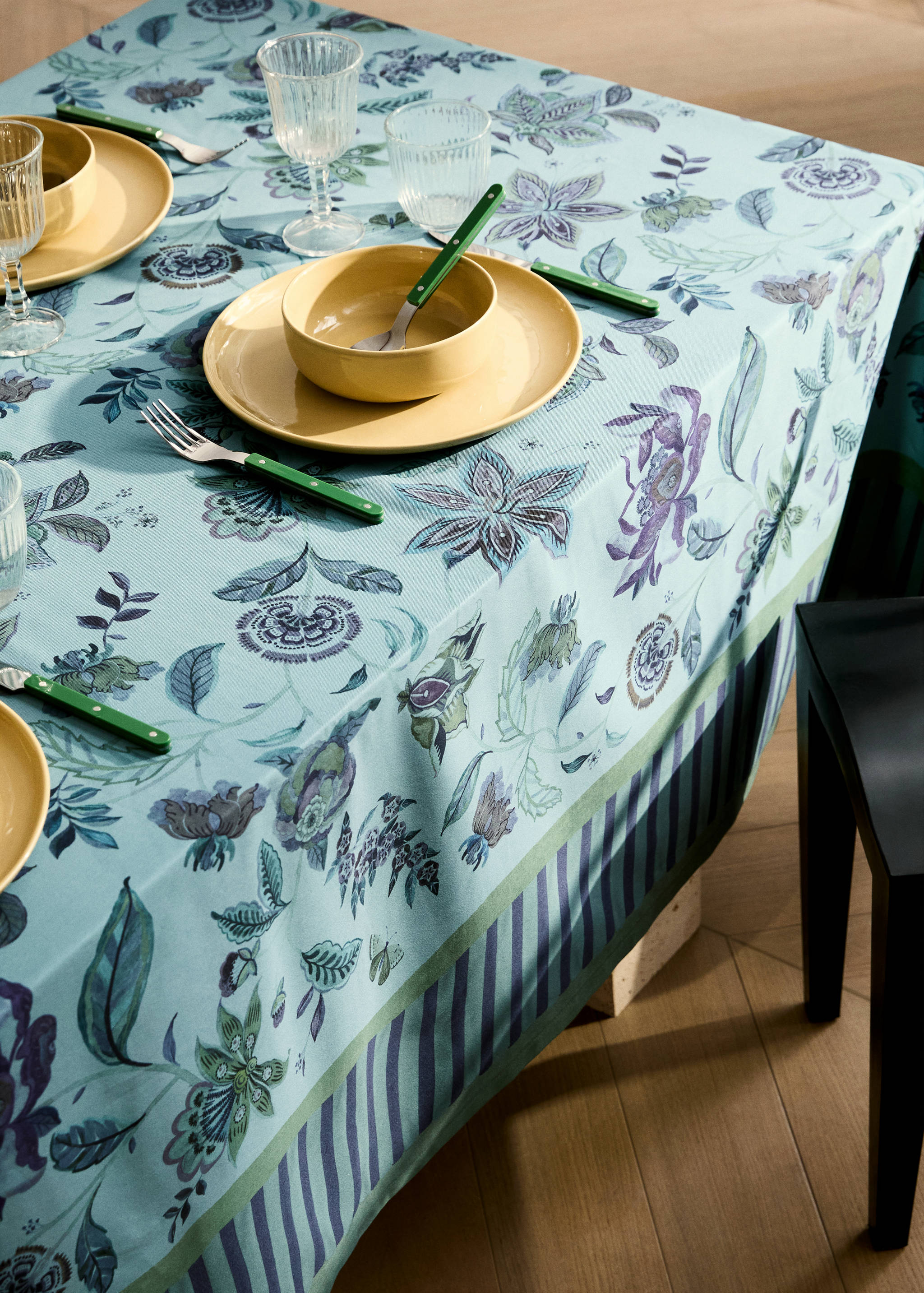 Floral-print cotton tablecloth for 6 to 8 diners - Details of the article 7