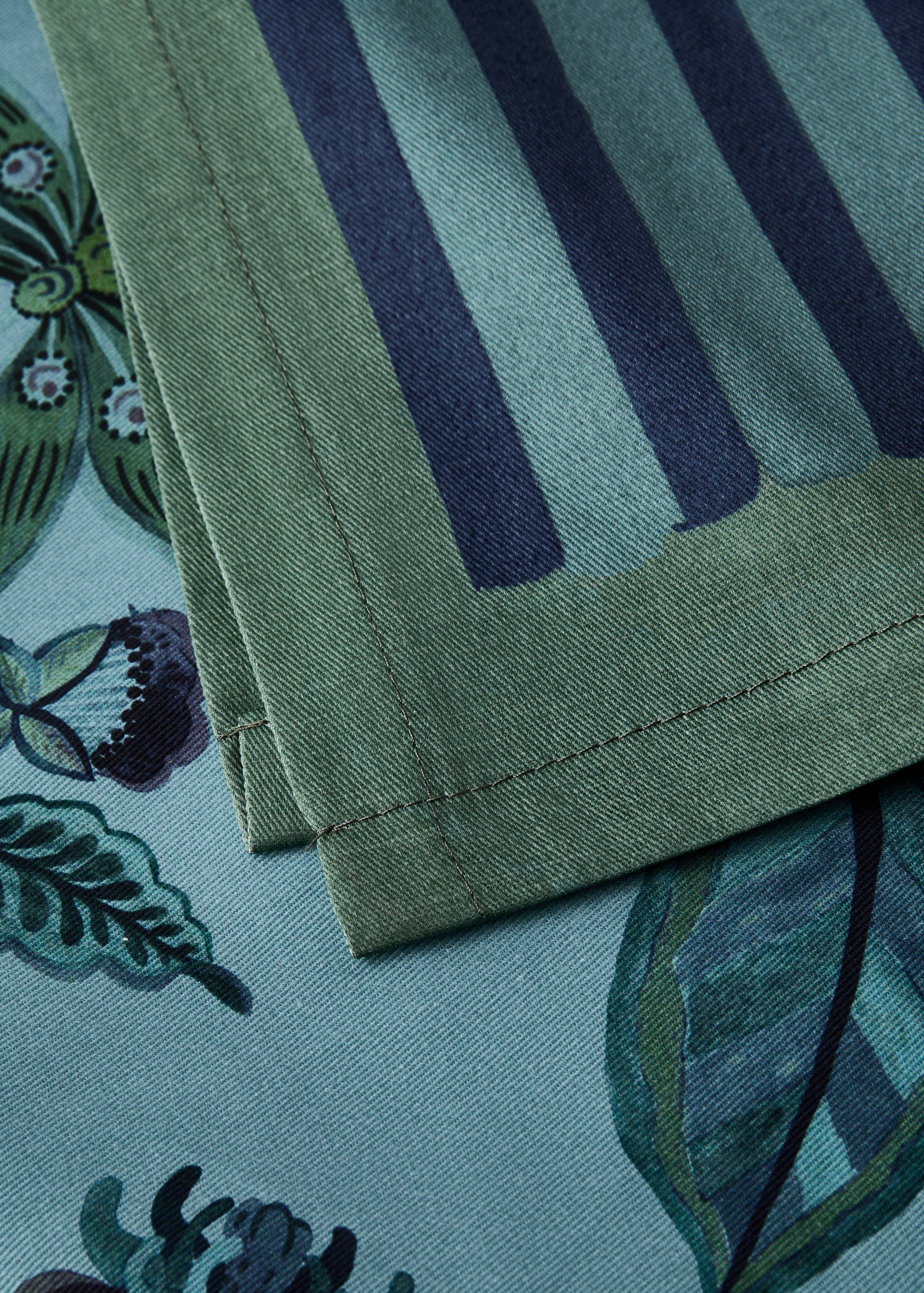 Floral-print cotton tablecloth for 6 to 8 diners - Details of the article 2