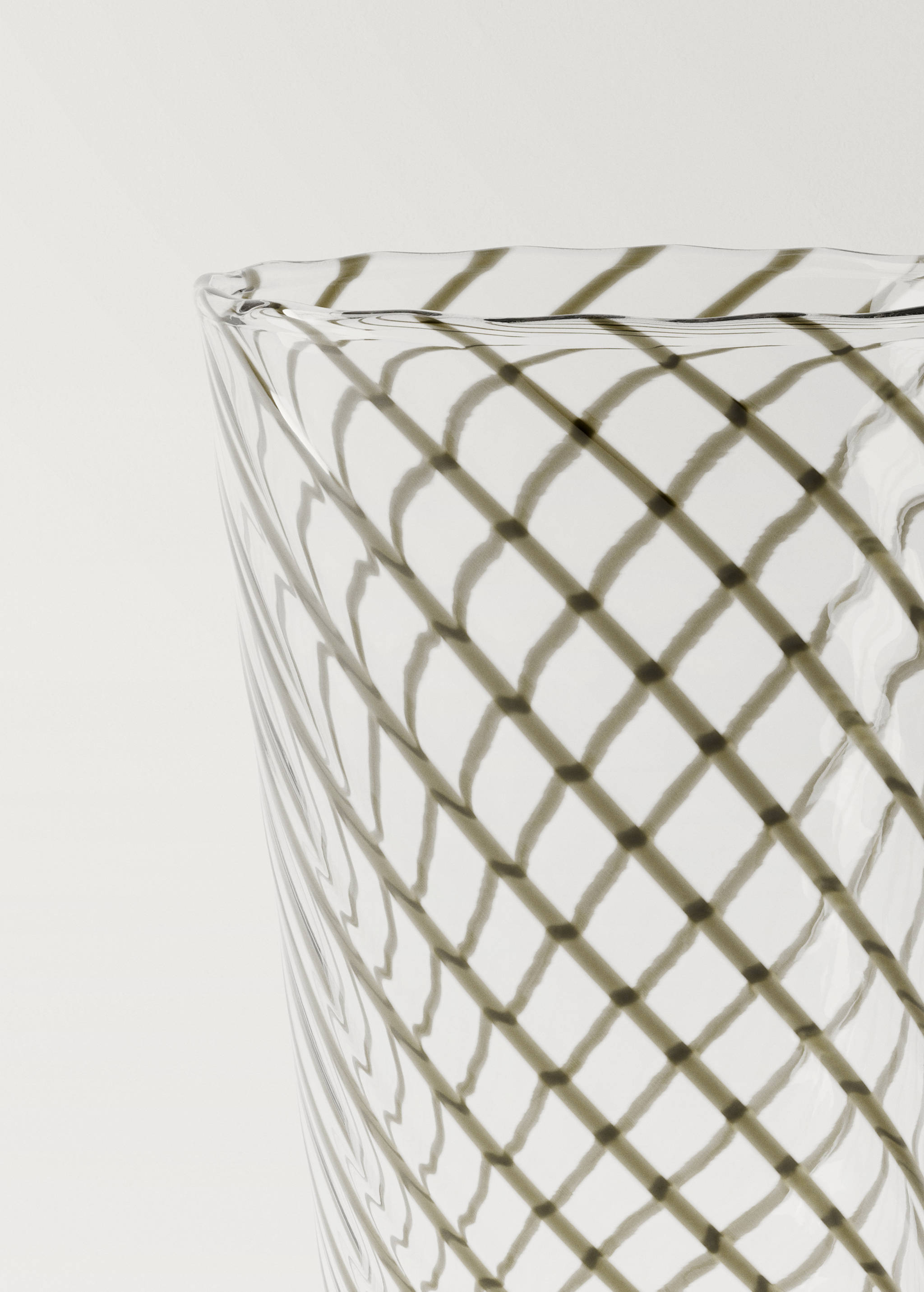 Medium borosilicate glass with coloured spiral - Details of the article 2