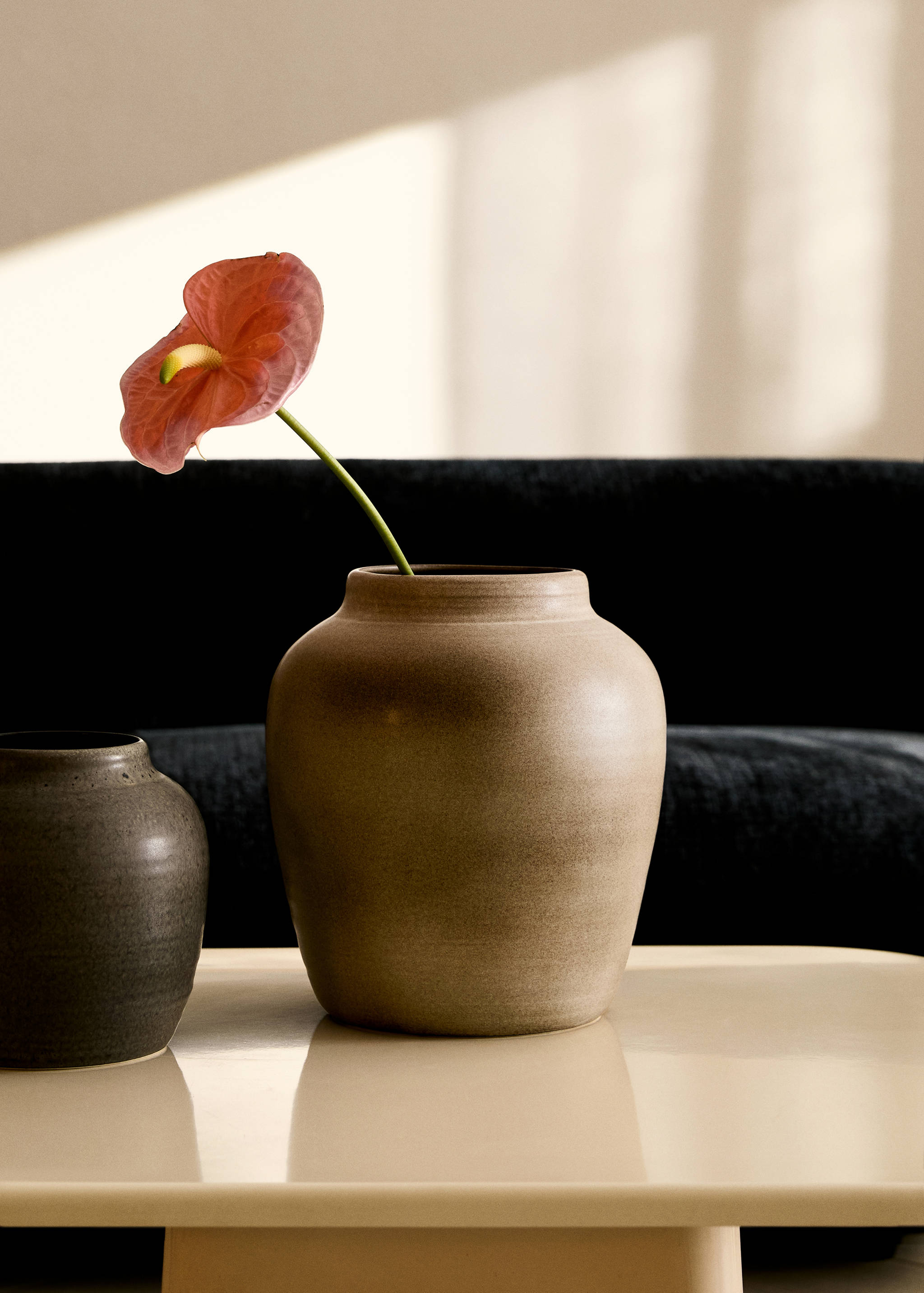 Medium ceramic vase with bulbous design - General plane