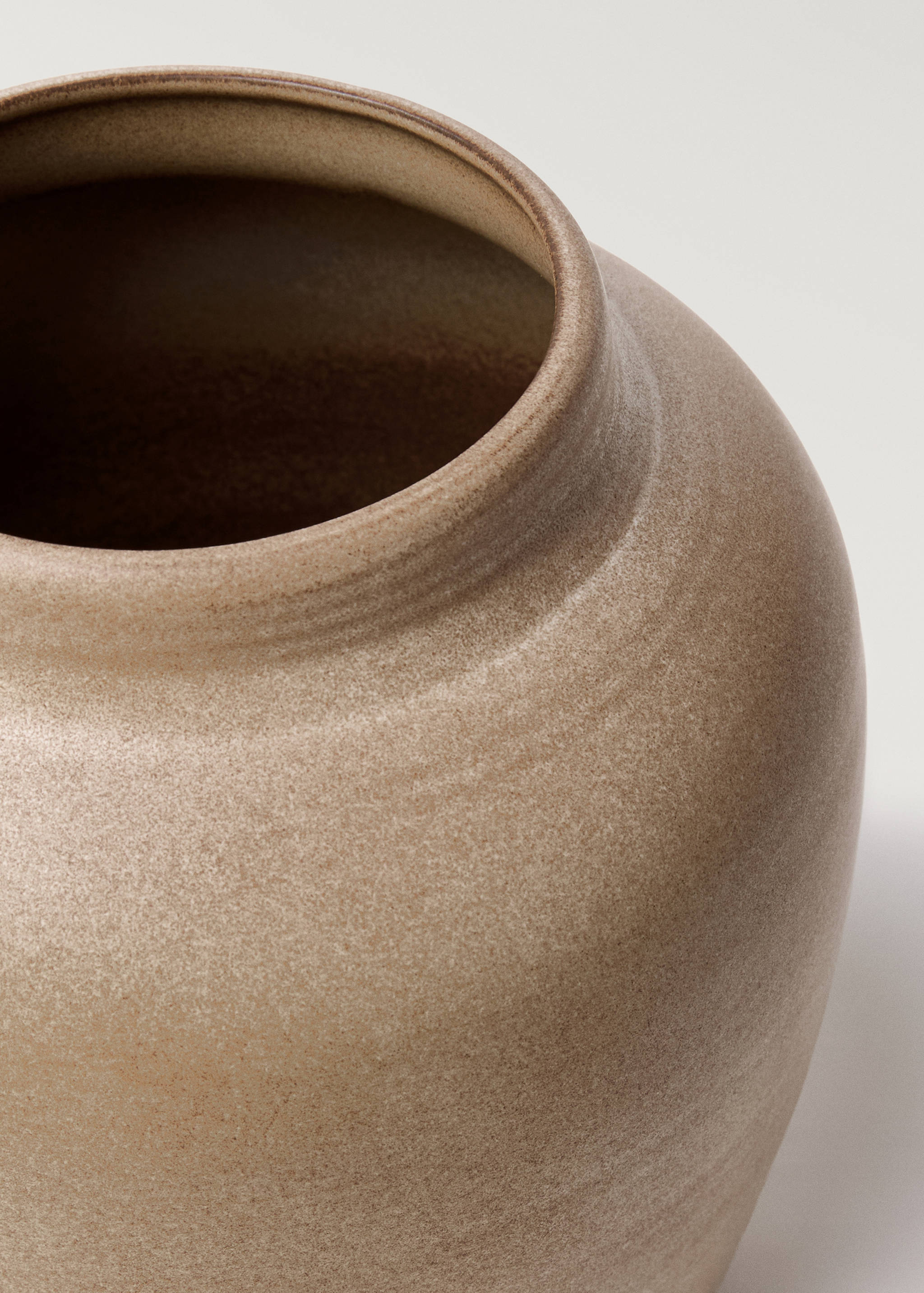 Medium ceramic vase with bulbous design - Details of the article 1