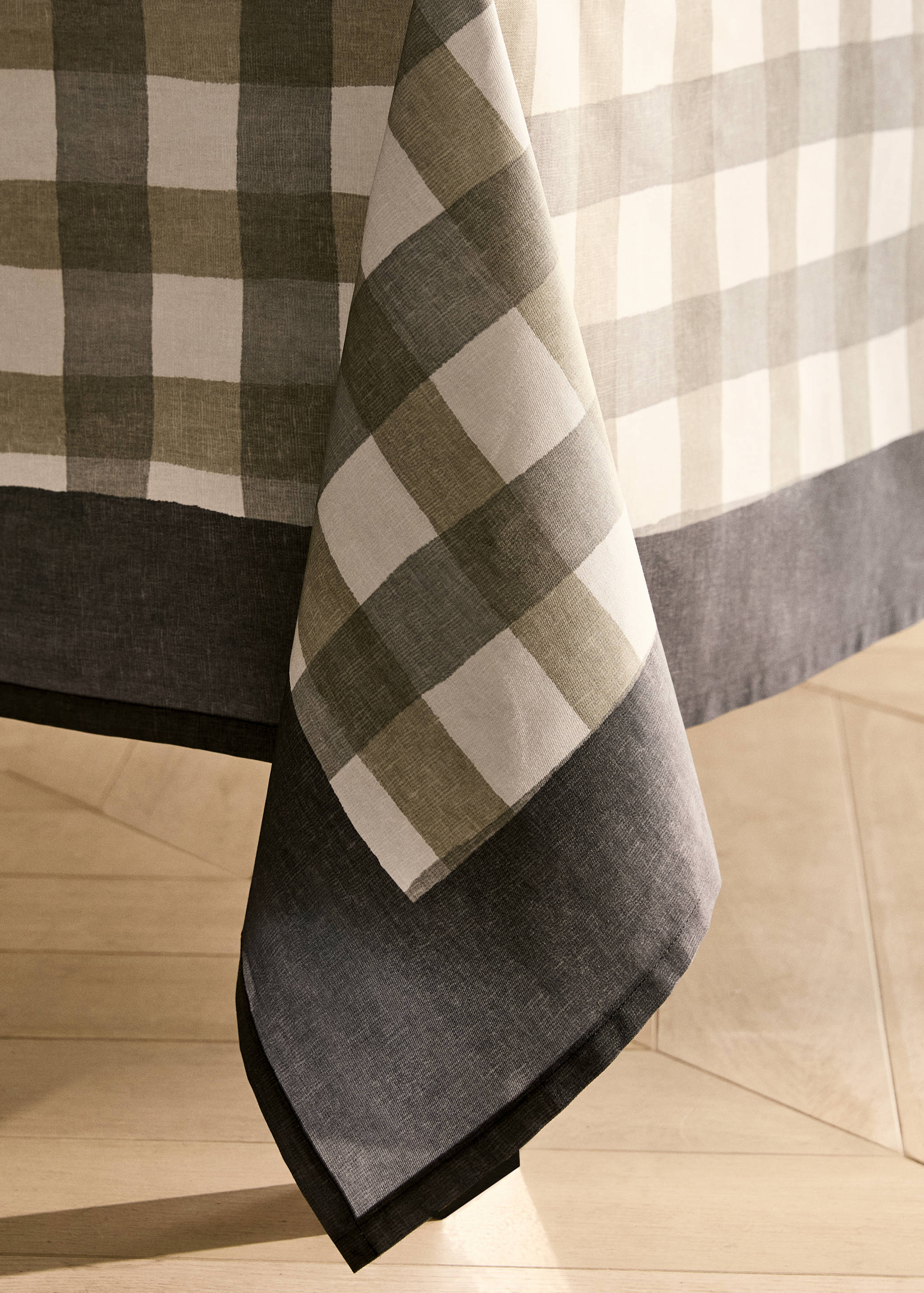 Cotton tablecloth with check print for 6 to 8 diners - Details of the article 8