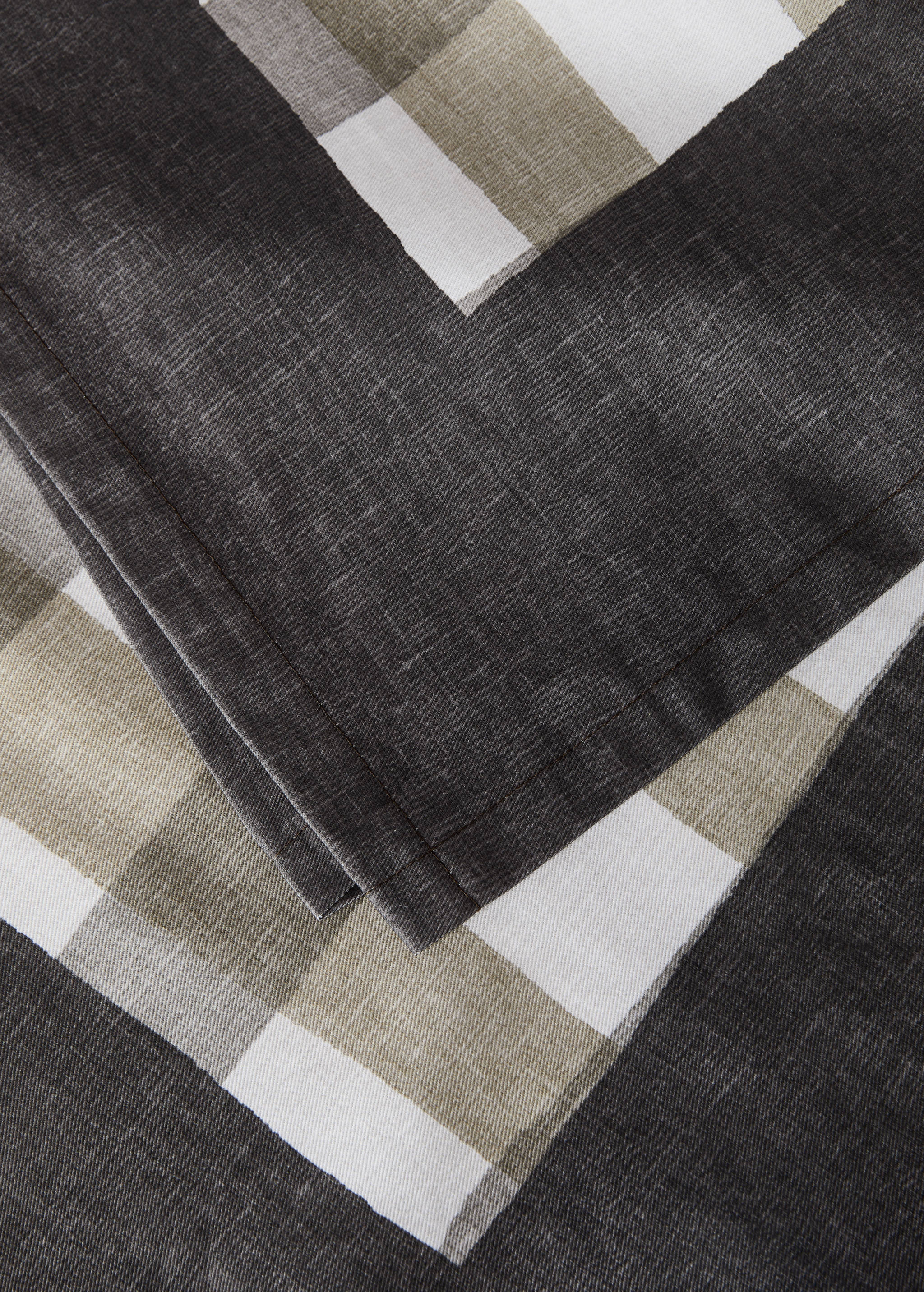 Cotton tablecloth with check print for 6 to 8 diners - Details of the article 1