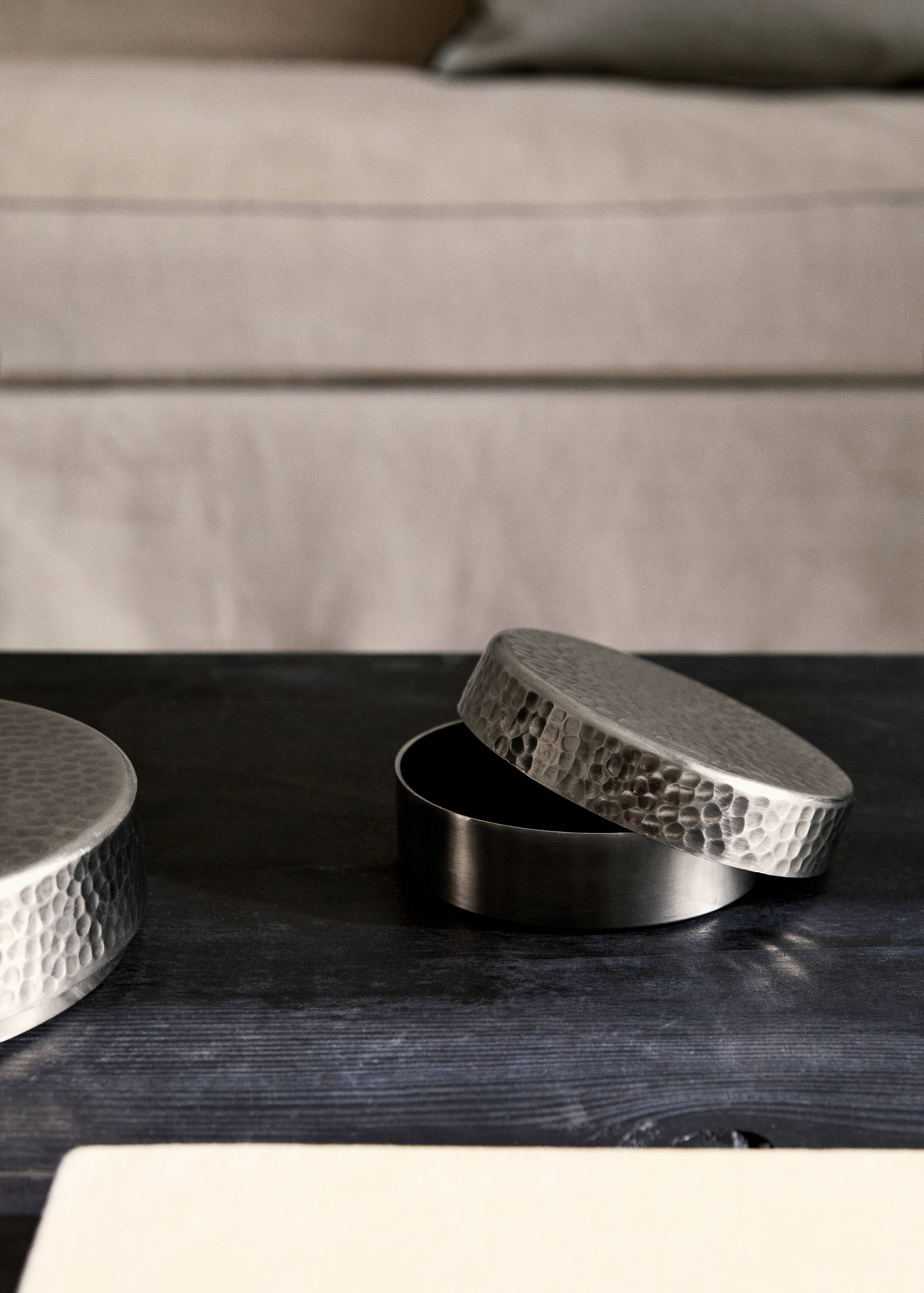 Small hammered metal box - General plane