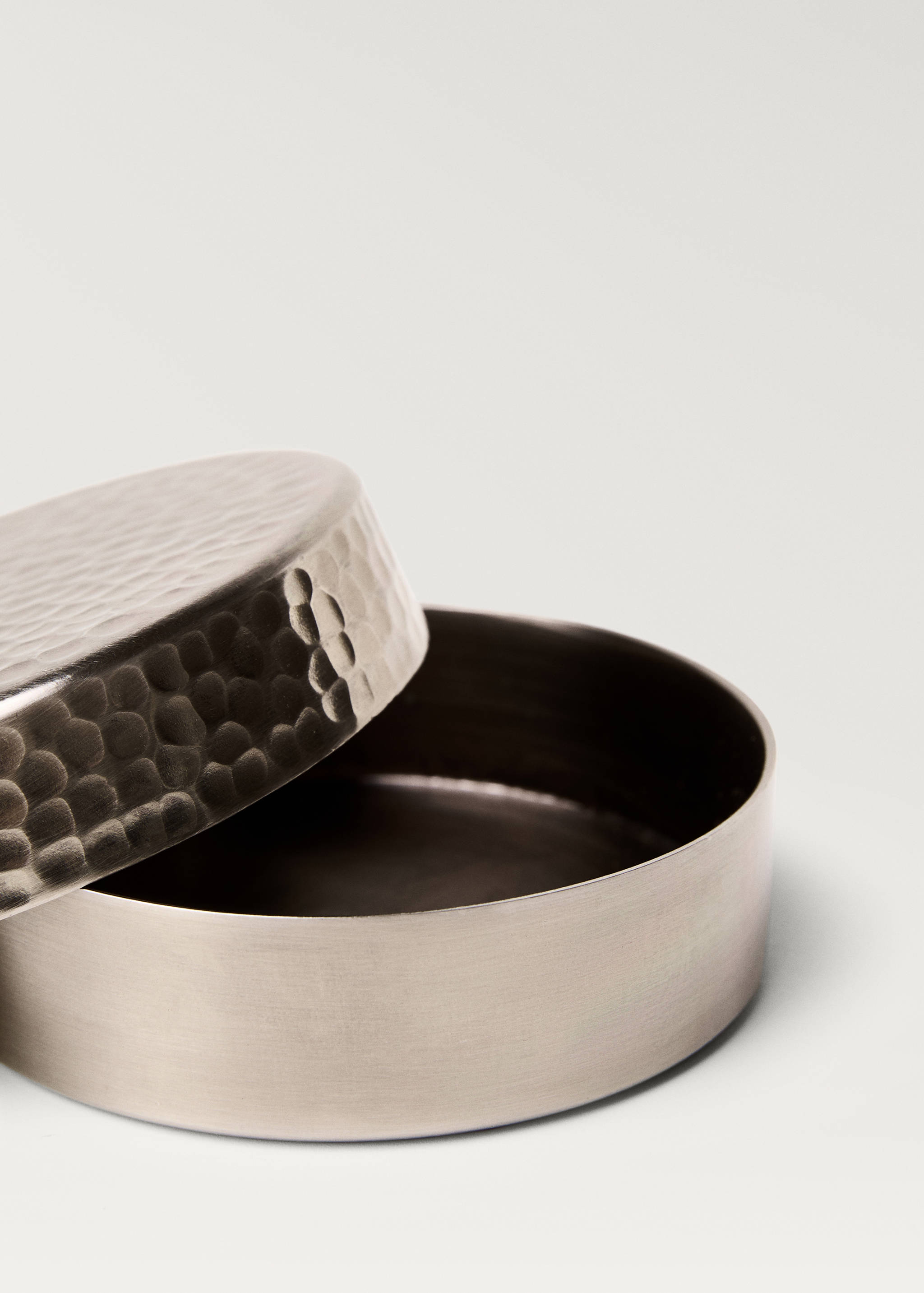 Small hammered metal box - Details of the article 2