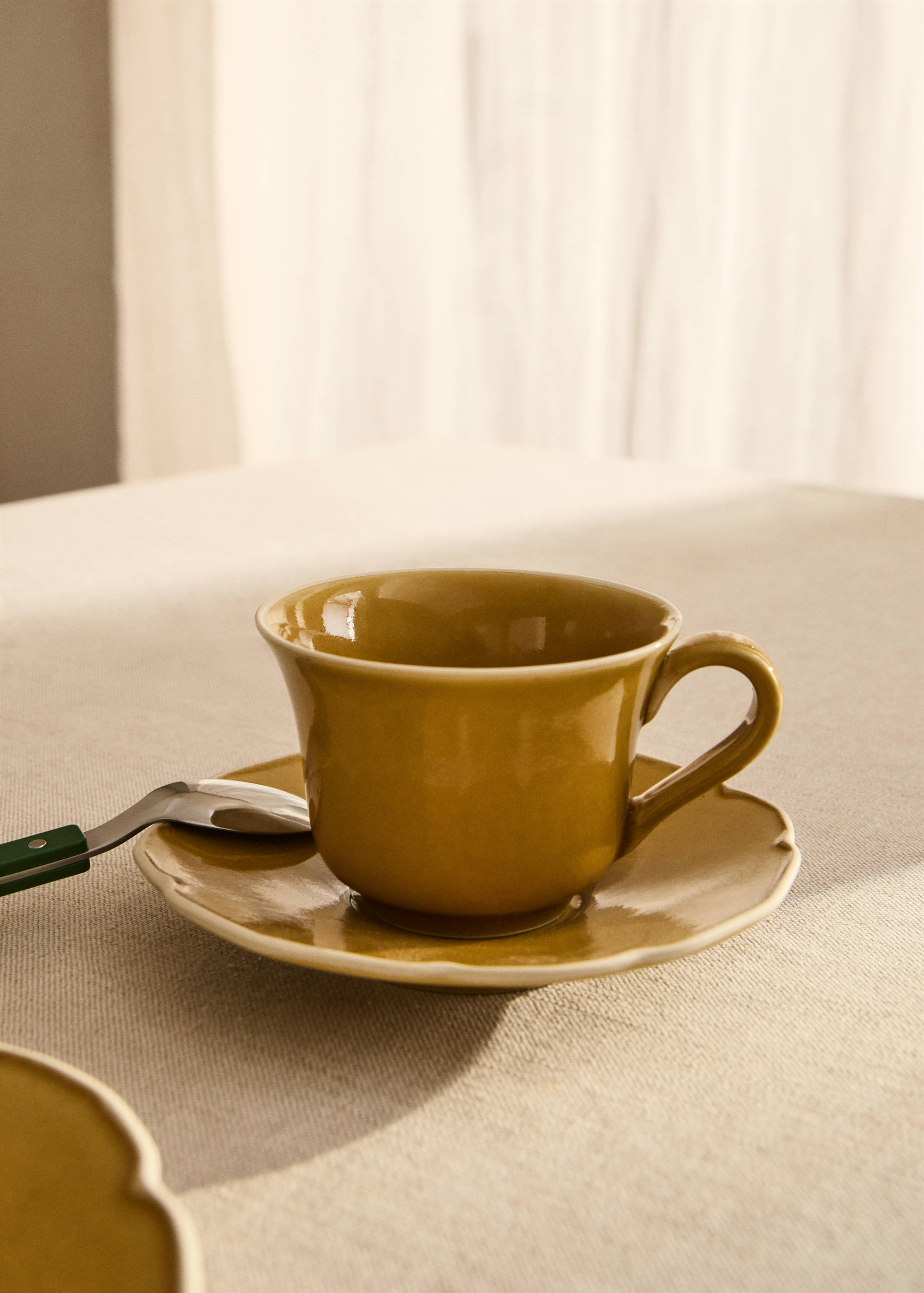 Cană de ceai din ceramică cu onduleuri - Plan general