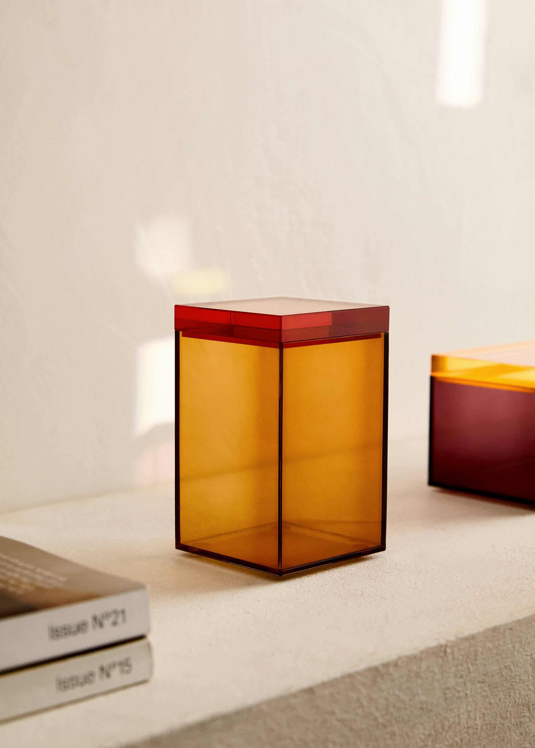 Small two-tone acrylic box - General plane