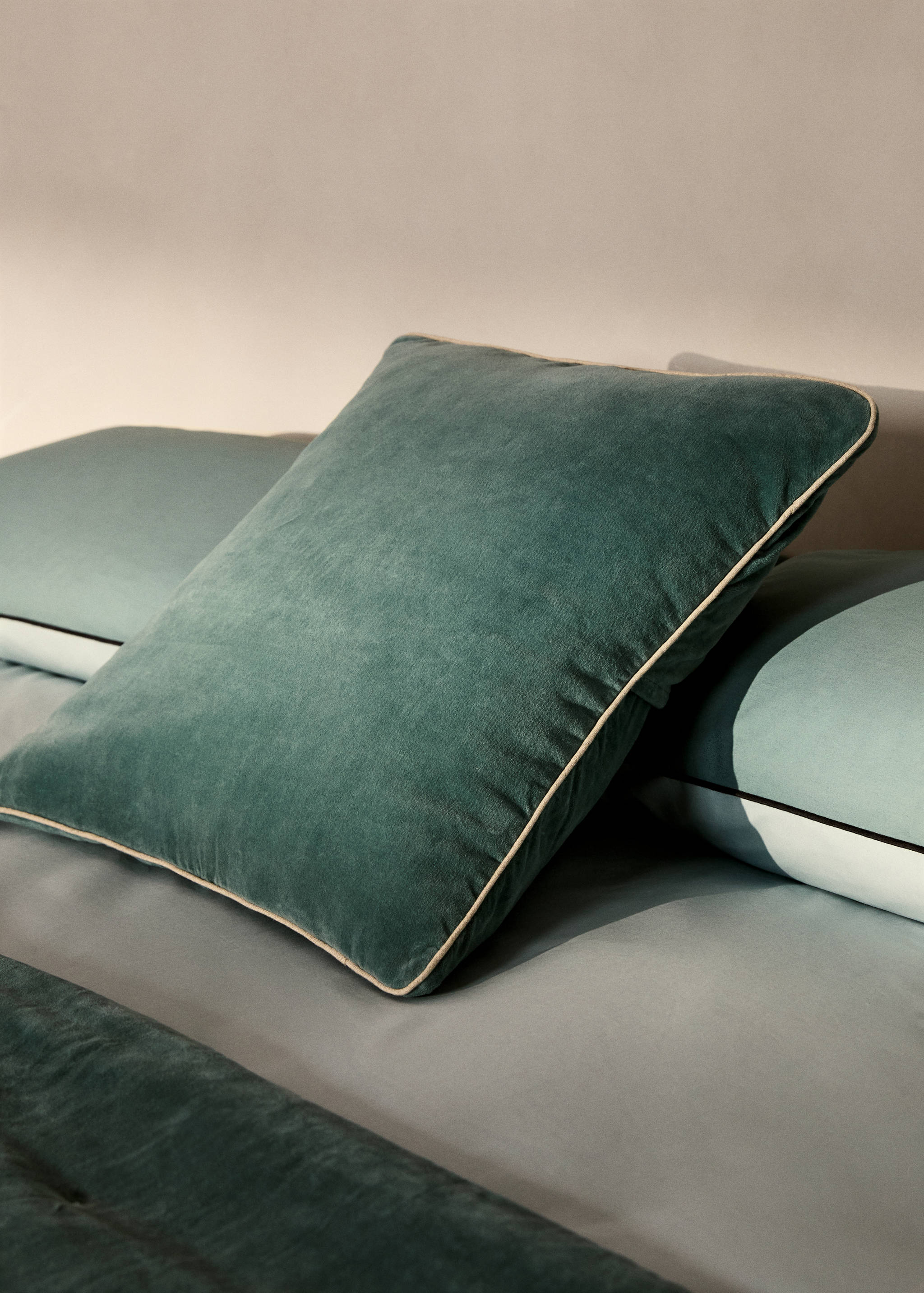 Velvet cushion cover with seam detail 50x50 cm - General plane