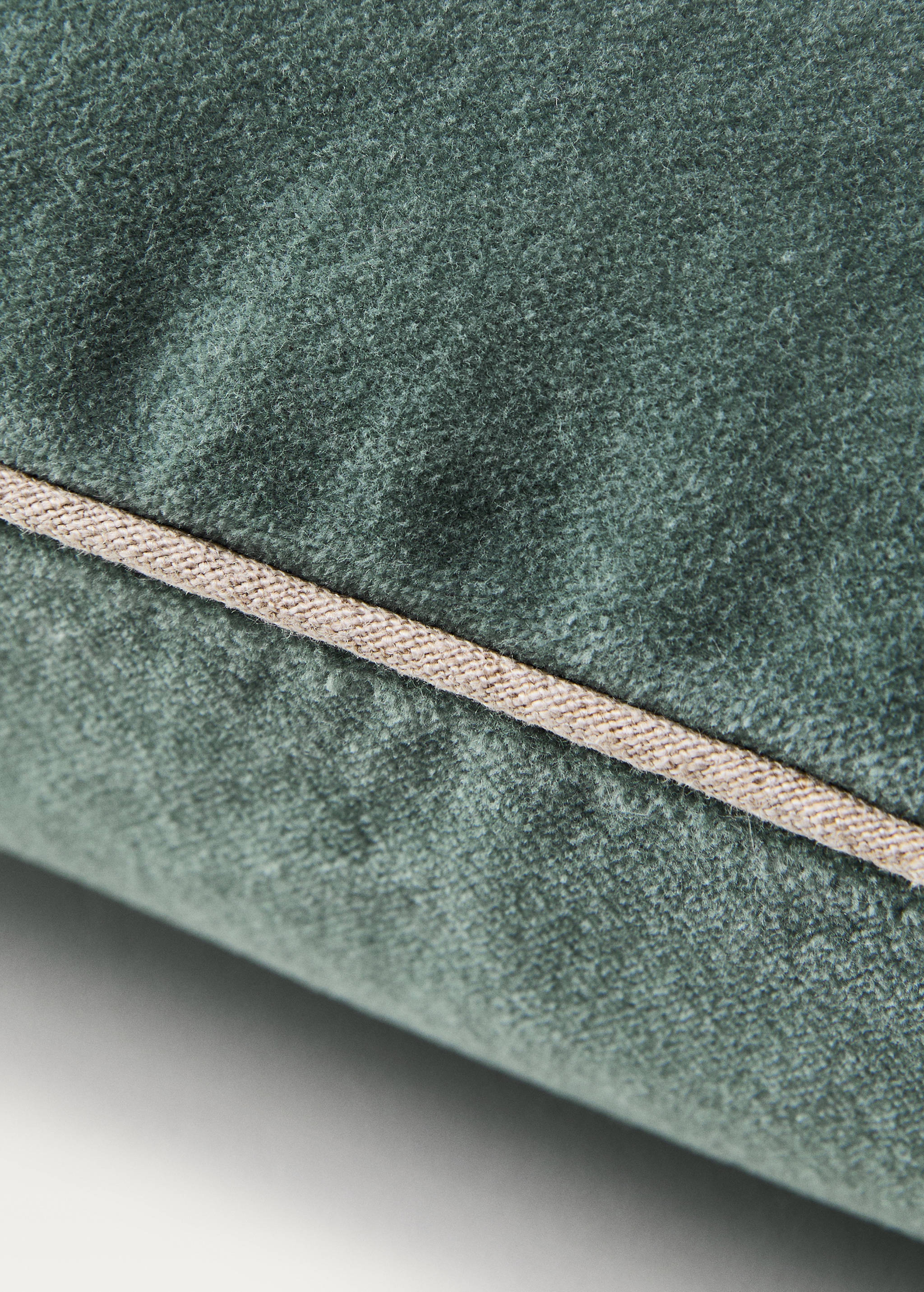 Velvet cushion cover with seam detail 50x50 cm - Details of the article 2