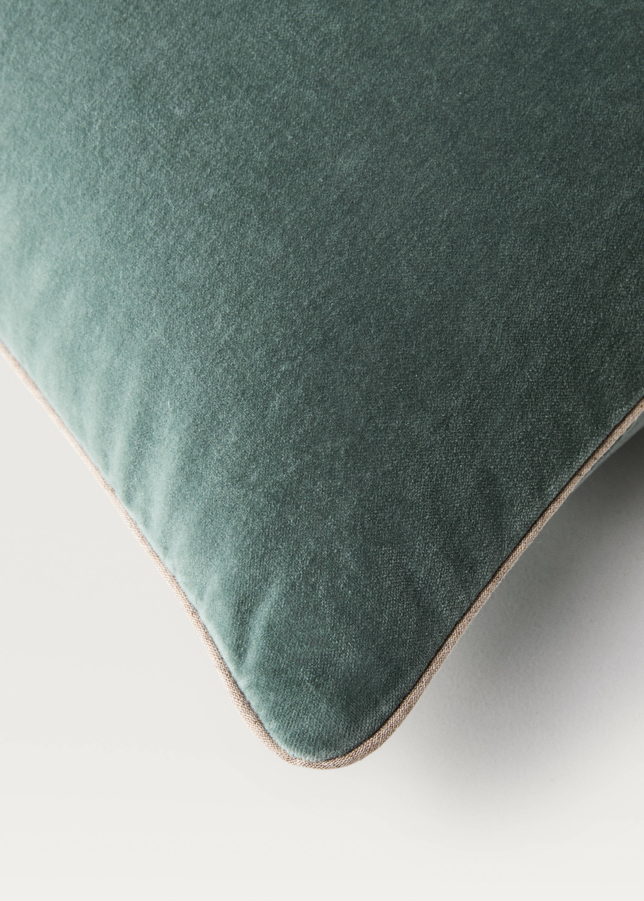 Velvet cushion cover with seam detail 50x50 cm - Details of the article 4