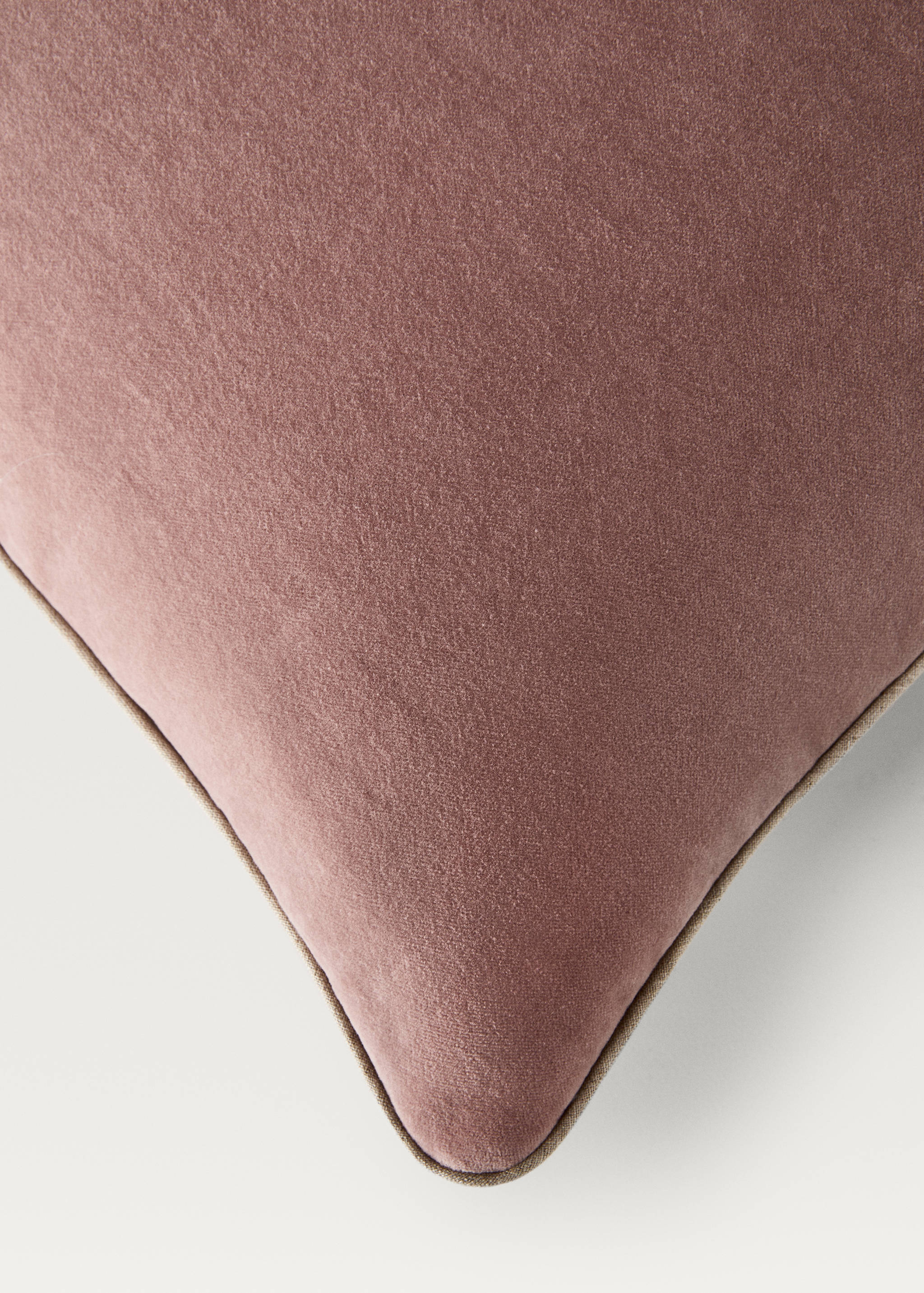 Velvet cushion cover with seam detail 50x50 cm - Details of the article 2