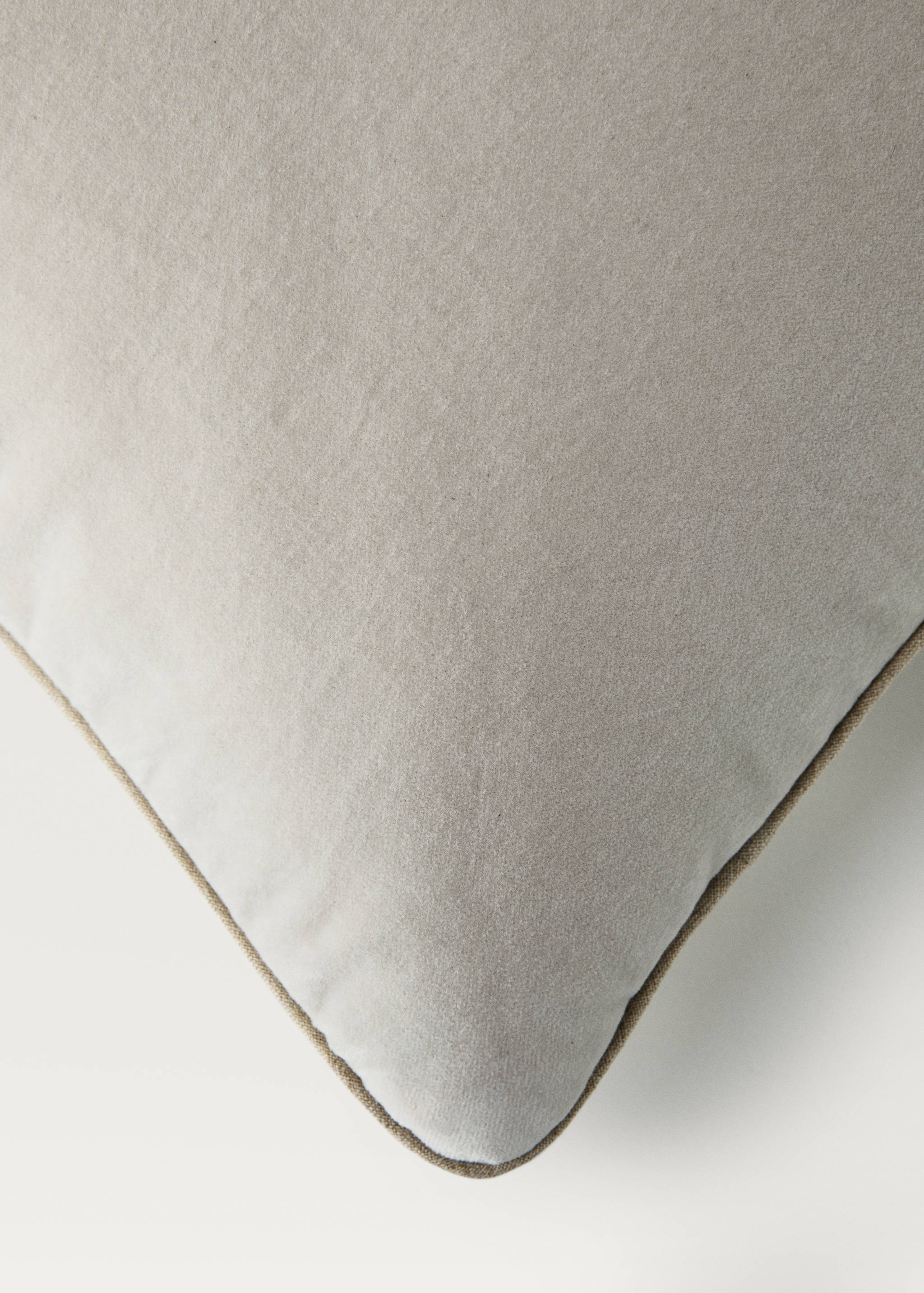 Velvet cushion cover with seam detail 50x50 cm - Details of the article 2