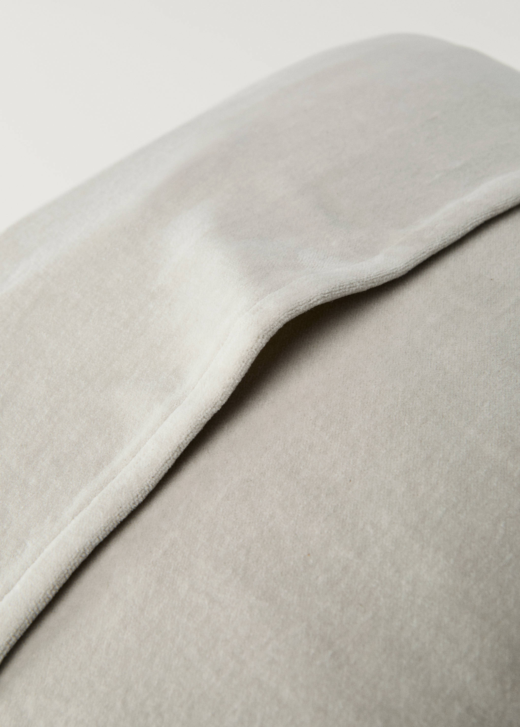 Velvet cushion cover with seam detail 50x50 cm - Details of the article 3