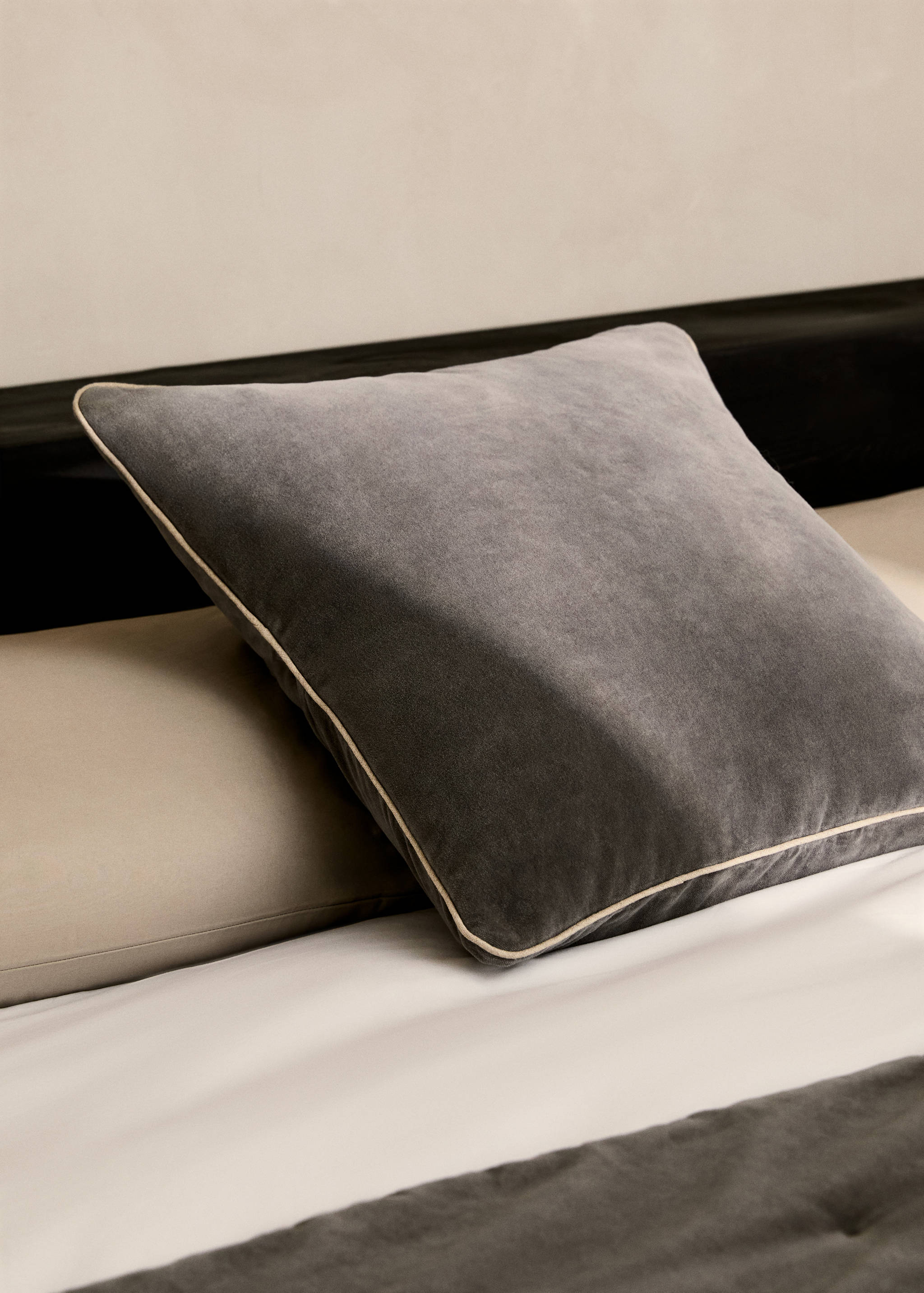 Velvet cushion cover with seam detail 50x50 cm - General plane