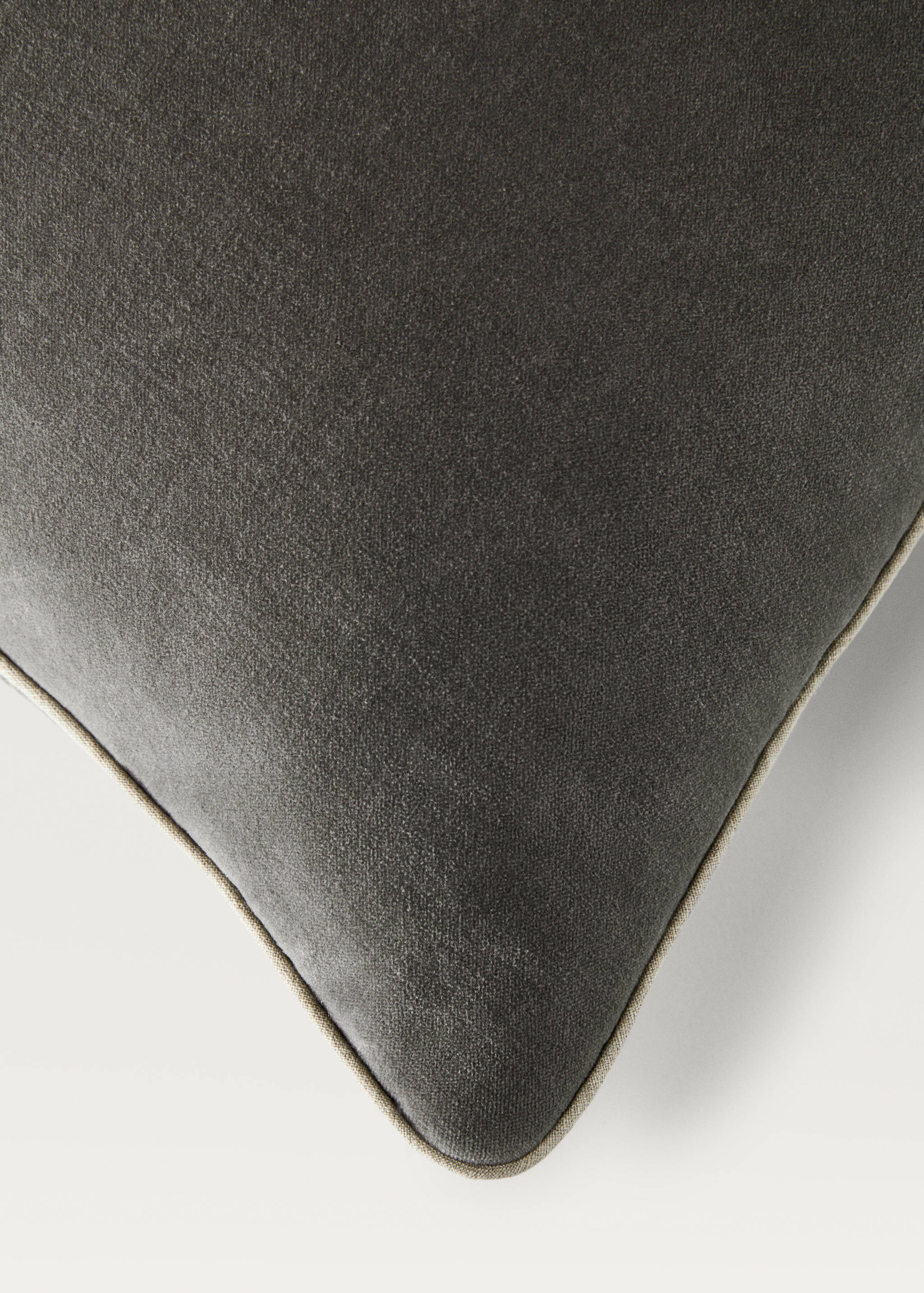 Velvet cushion cover with seam detail 50x50 cm - Details of the article 2