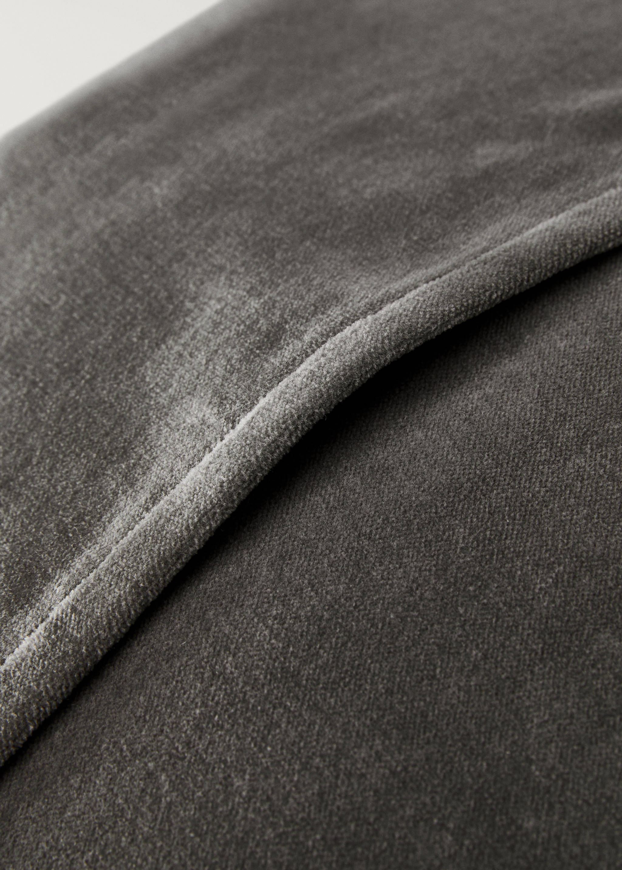 Velvet cushion cover with seam detail 50x50 cm - Details of the article 3