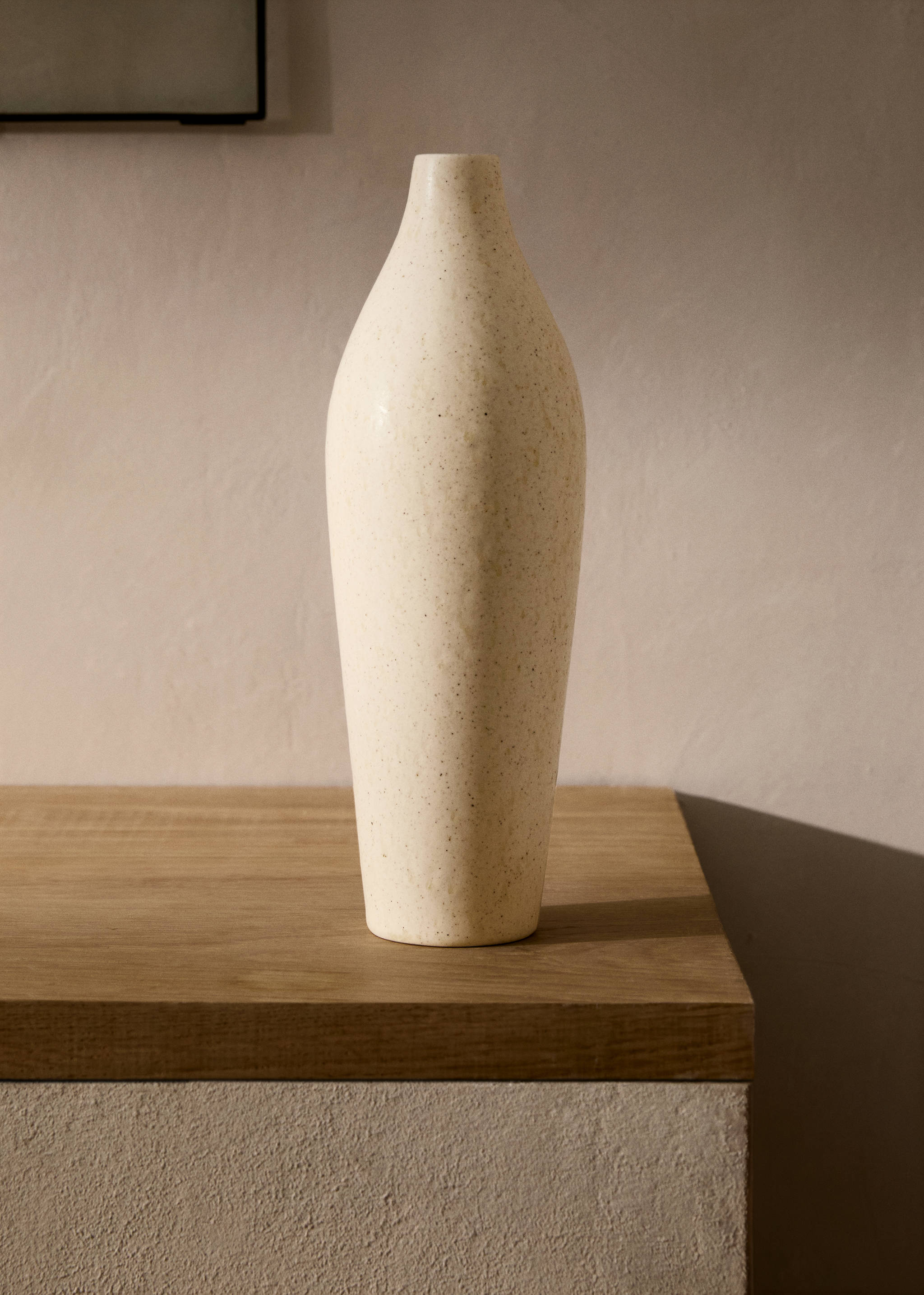 Small china vase with elongated design - General plane