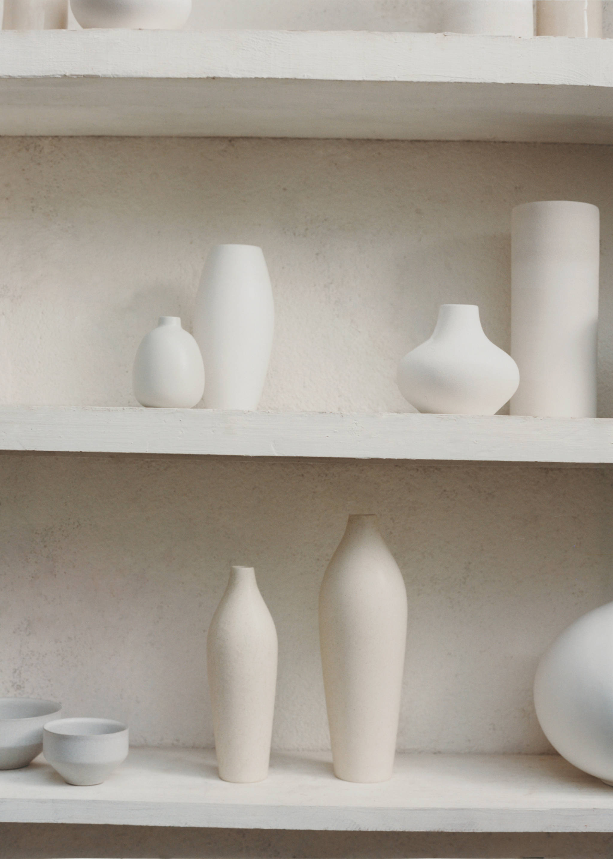 Small china vase with elongated design - Details of the article 6