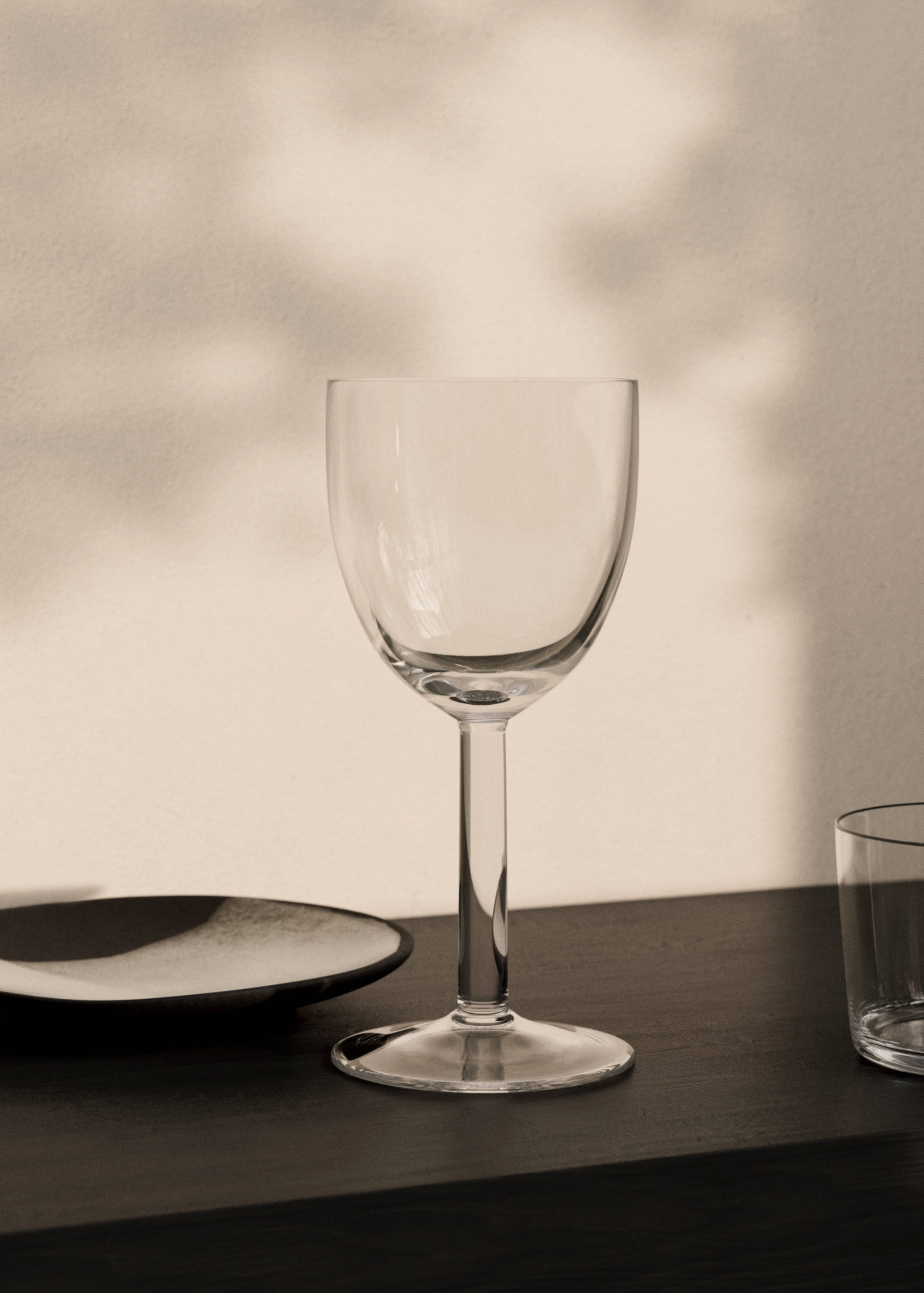 Grand verre à pied en verre soufflé à la main - Plan général