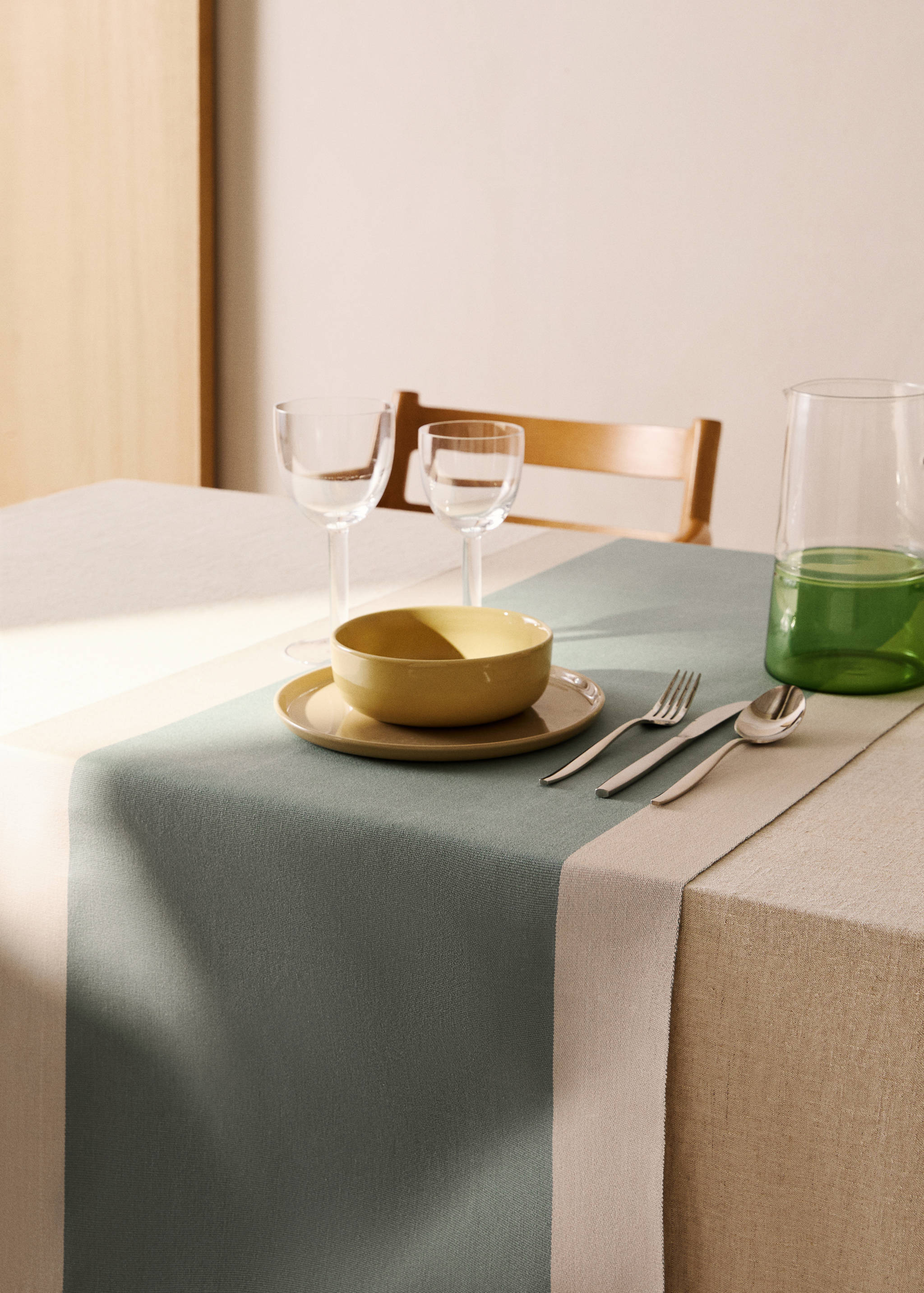 Τραβέρσα τραπεζιού από βαμβάκι με σχέδιο ρίγες από βαμμένο νήμα - Γενικό πλάνο