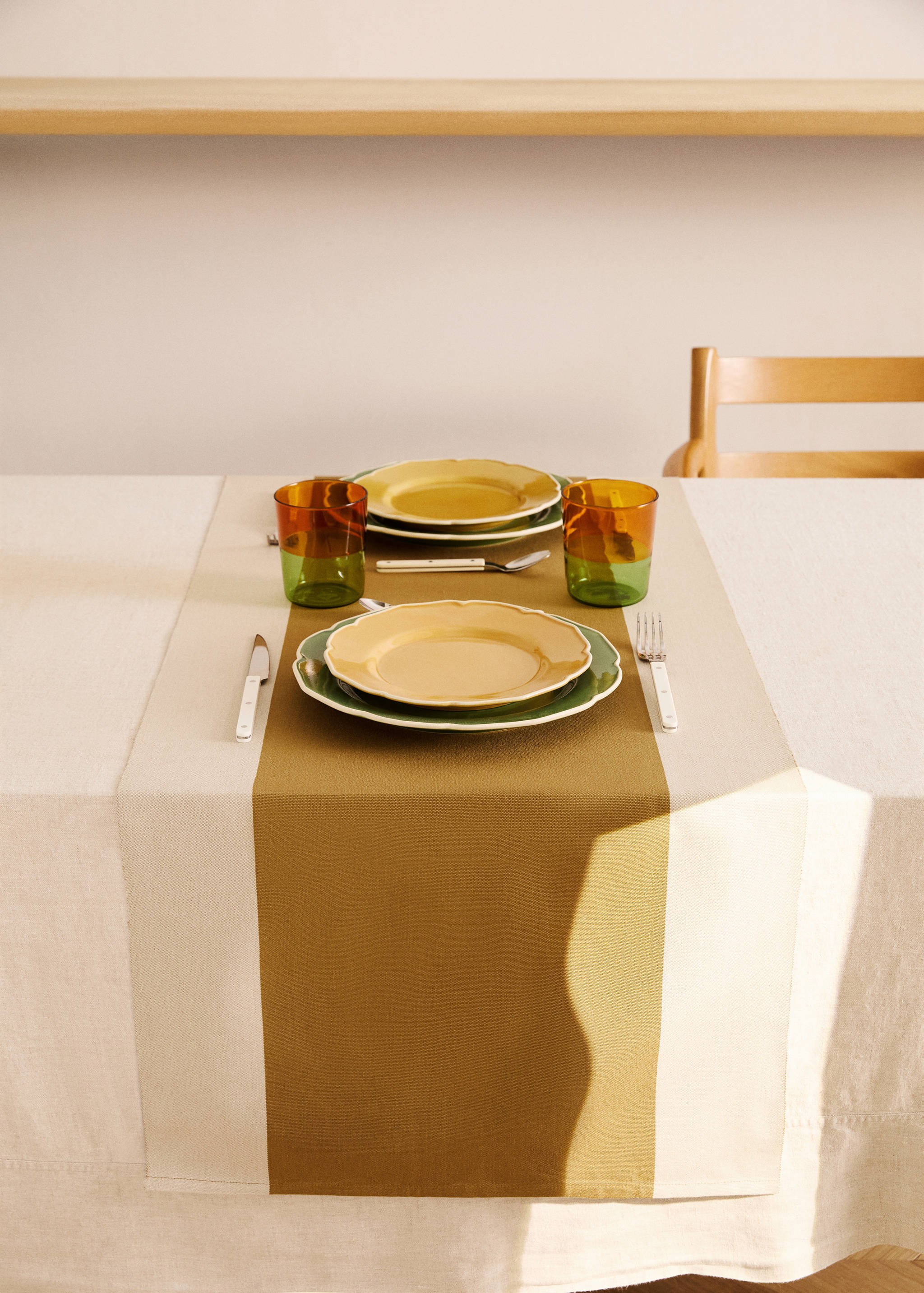 Τραβέρσα τραπεζιού από βαμβάκι με σχέδιο ρίγες από βαμμένο νήμα - Γενικό πλάνο