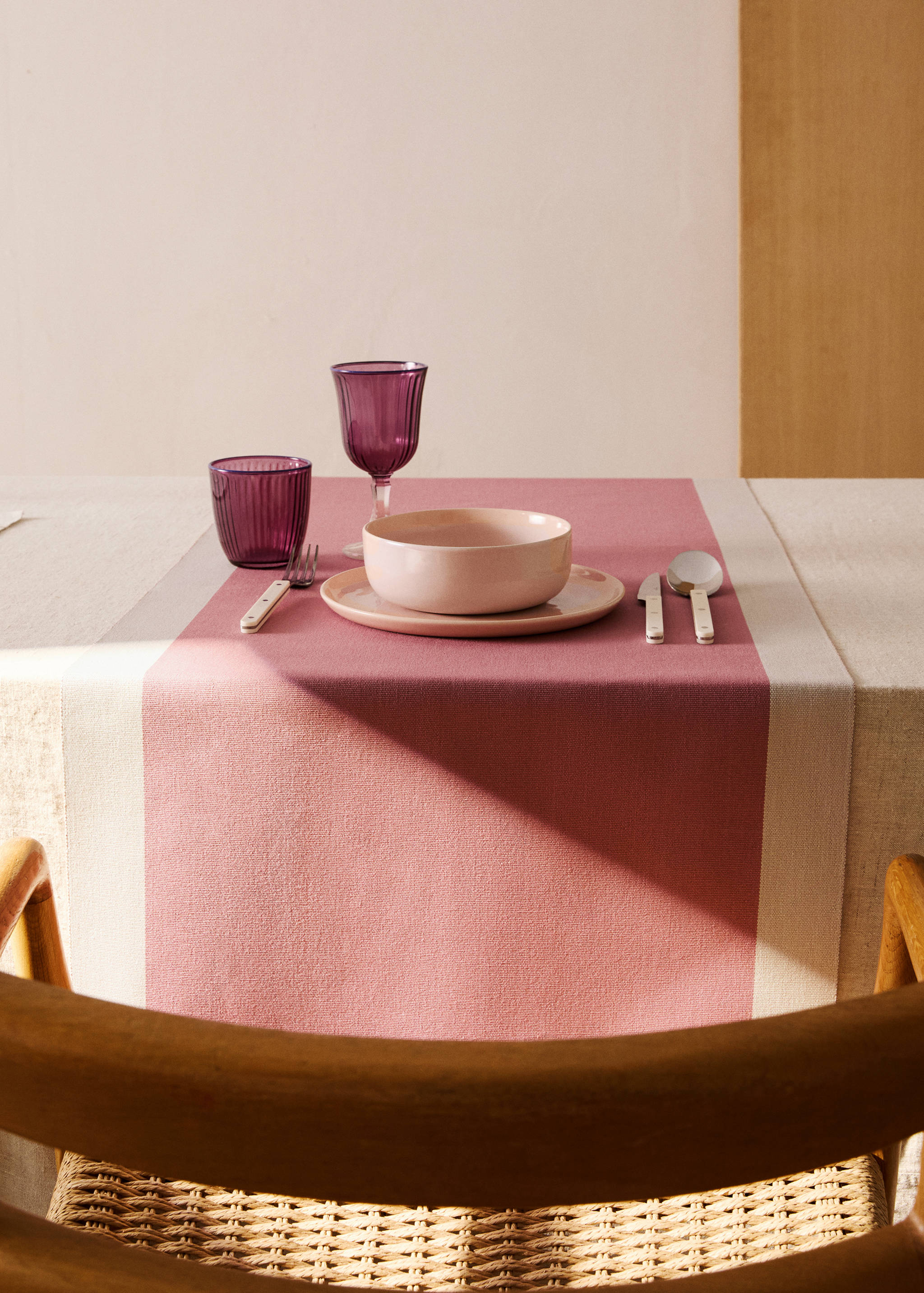 Τραβέρσα τραπεζιού από βαμβάκι με σχέδιο ρίγες από βαμμένο νήμα - Γενικό πλάνο