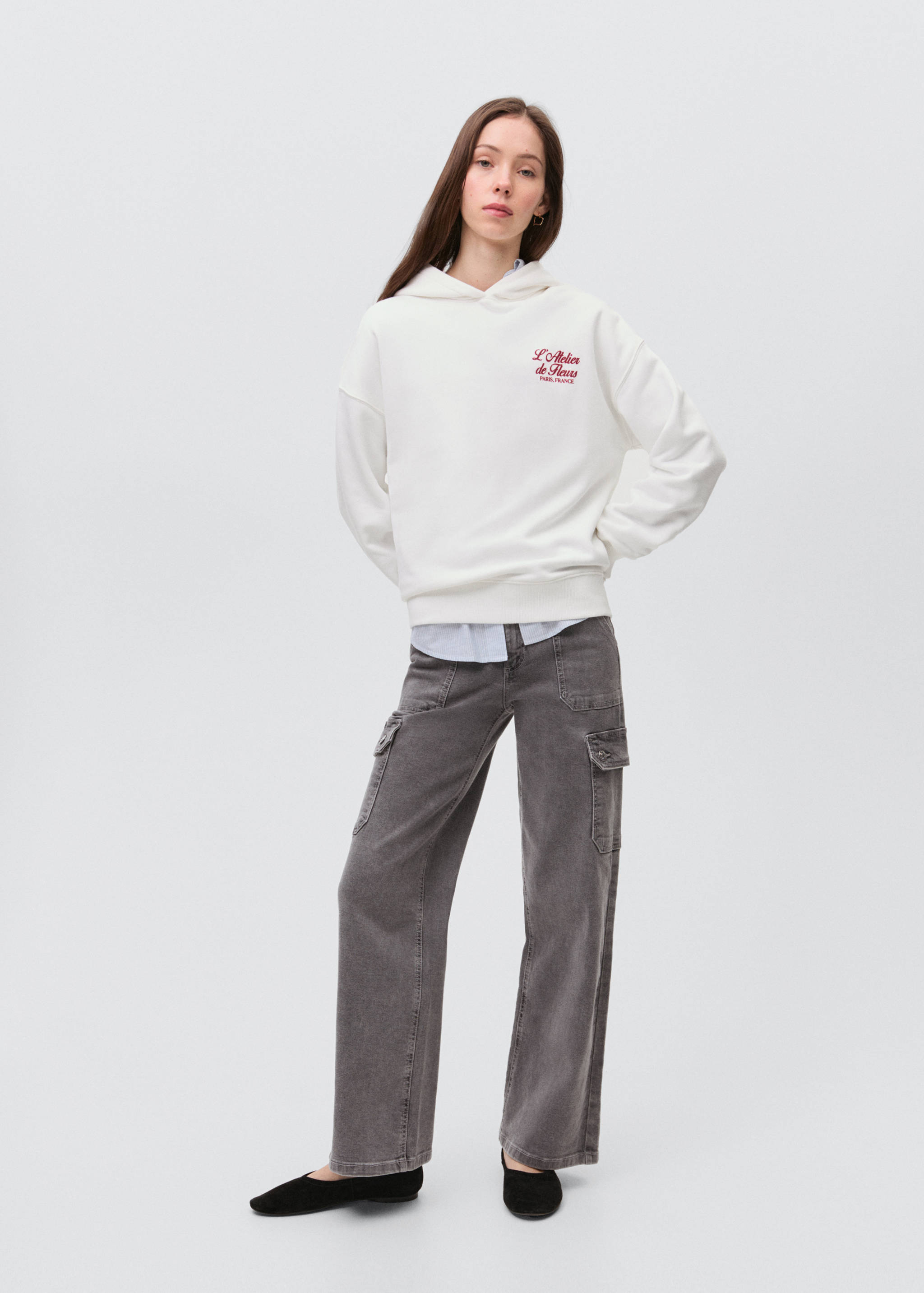 Свитшот с капюшоном и надписью - Общий план