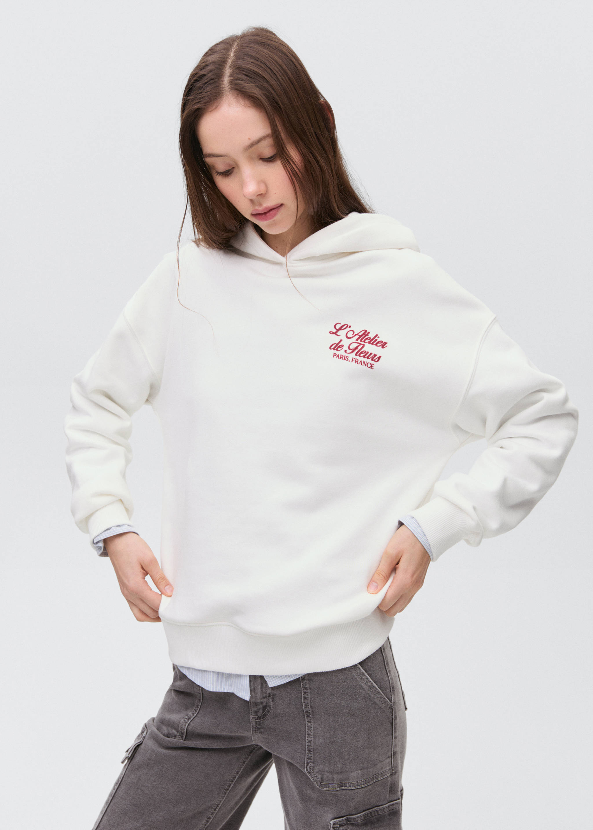 Свитшот с капюшоном и надписью - Средний план