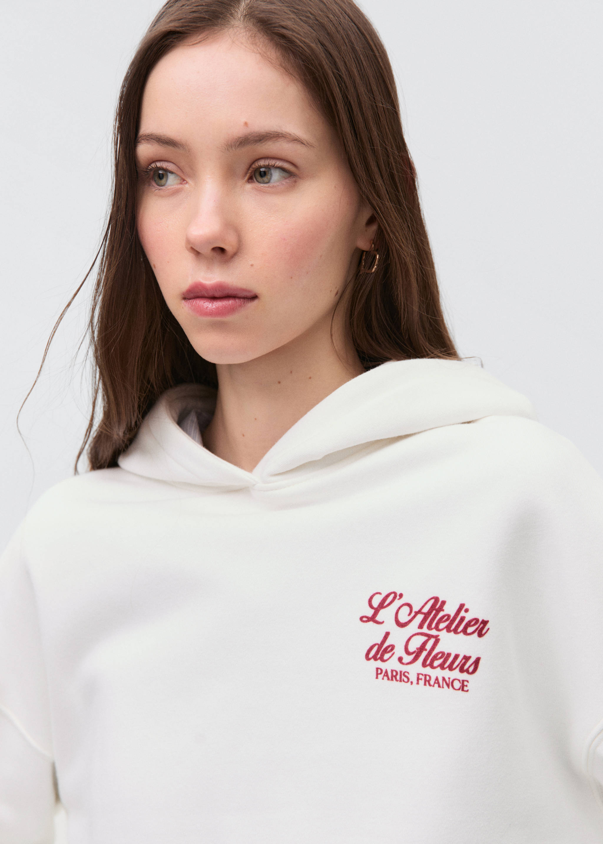 Свитшот с капюшоном и надписью - Деталь изделия 1