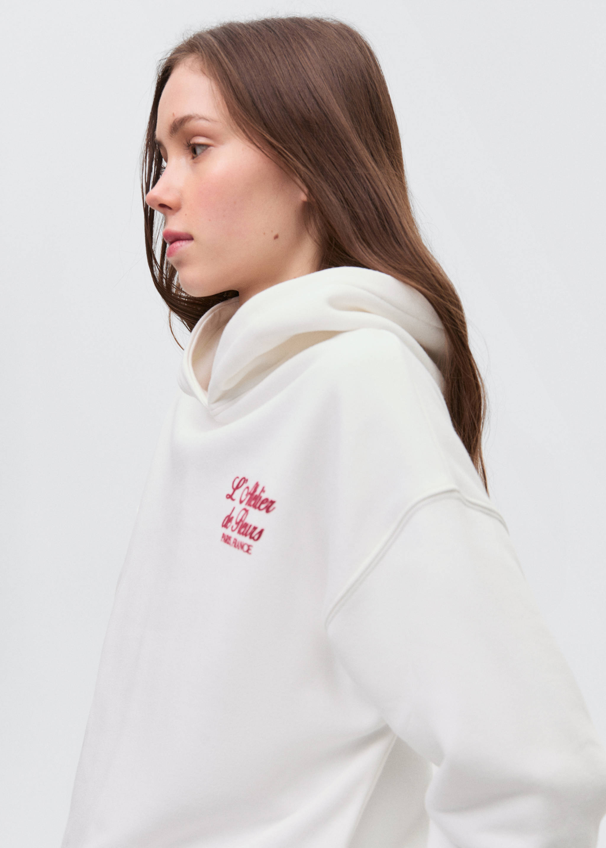 Свитшот с капюшоном и надписью - Деталь изделия 4