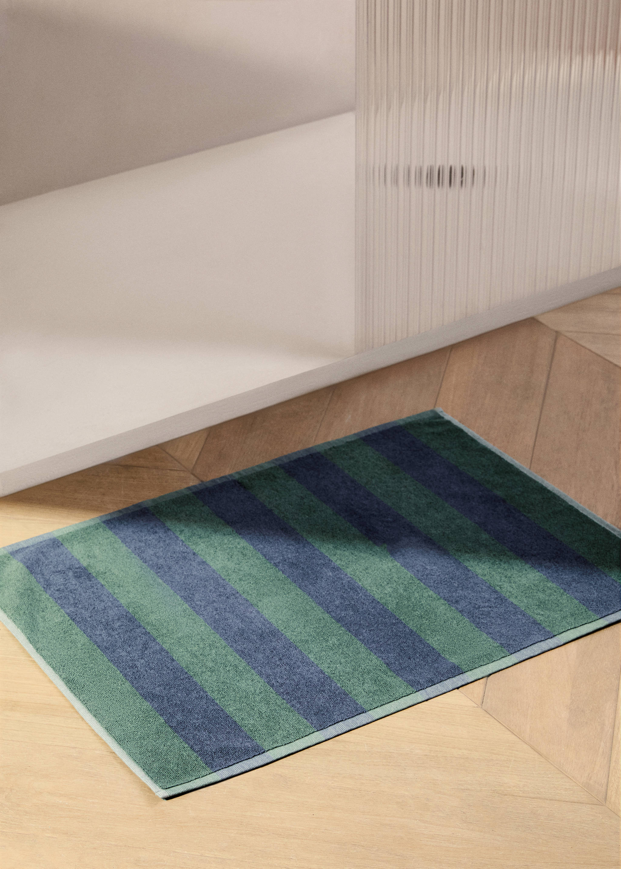 Two-tone striped bath rug - General plane