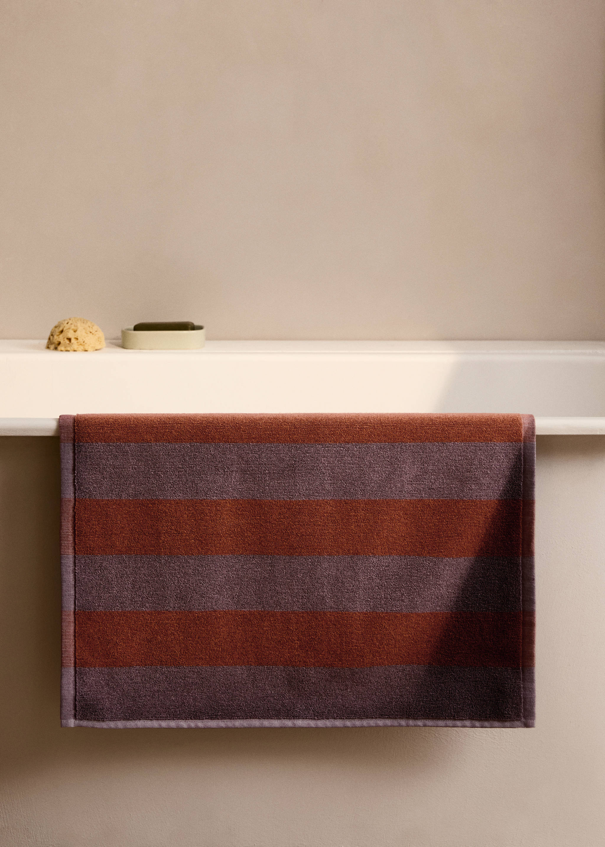Two-tone striped bath rug - General plane