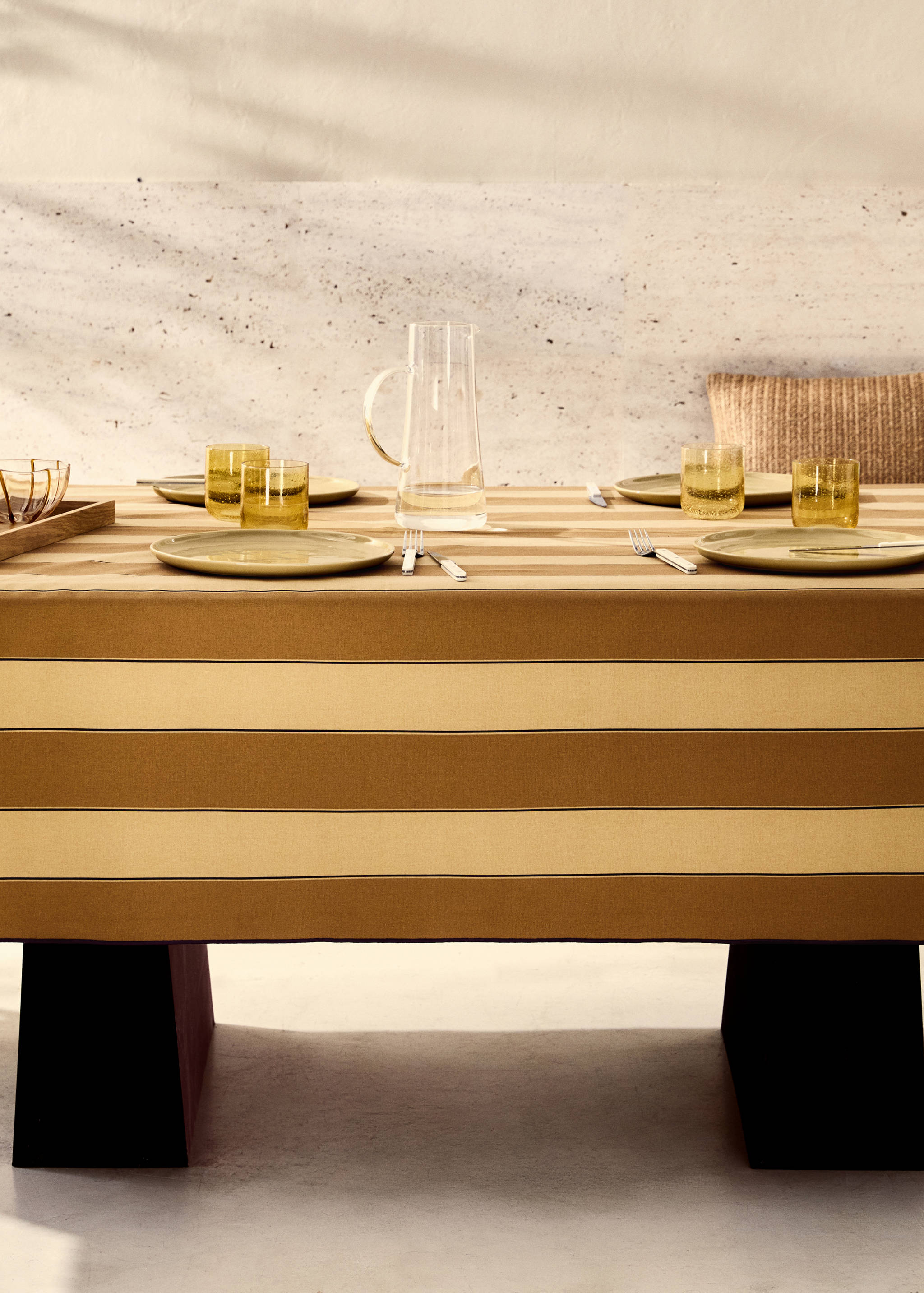 Cotton tablecloth with resin stripe for 6 to 8 diners - General plane